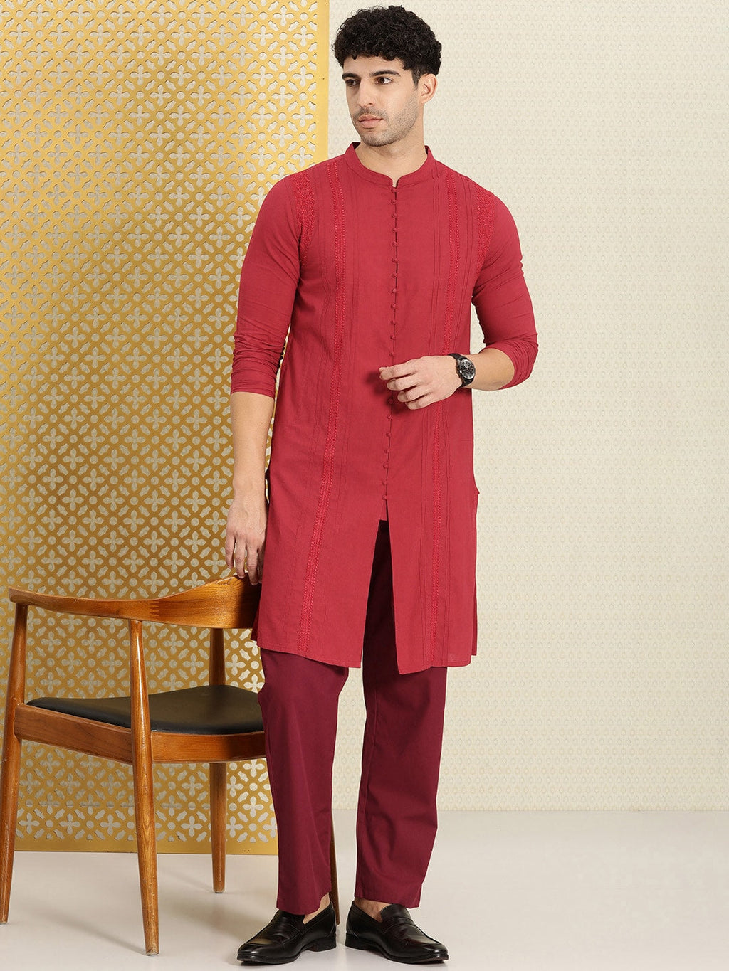 House of Pataudi Men Chikankari Embroidered Pure cotton Jashn Kurta with Pyjama