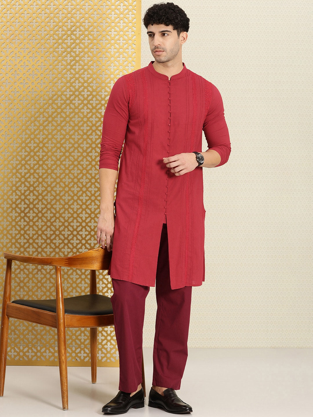 House of Pataudi Men Chikankari Embroidered Pure cotton Jashn Kurta with Pyjama