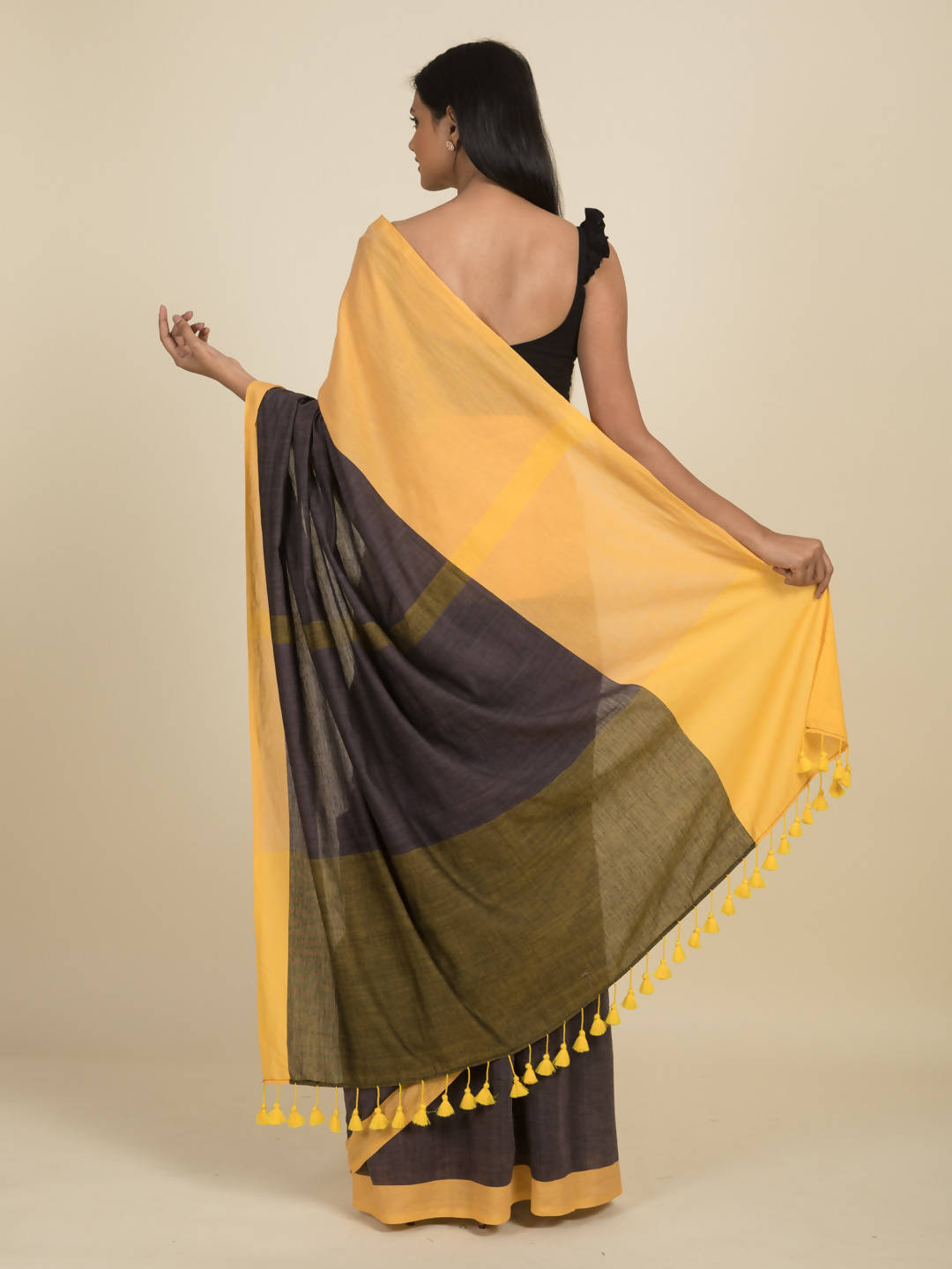 Suta Grey Yellow Colourblocked Pure Cotton Saree