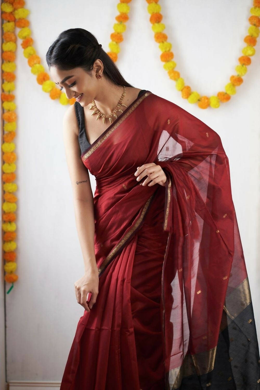 DEIANA'S Beautiful Designer Golden zari Soft Cotton Saree - Red
