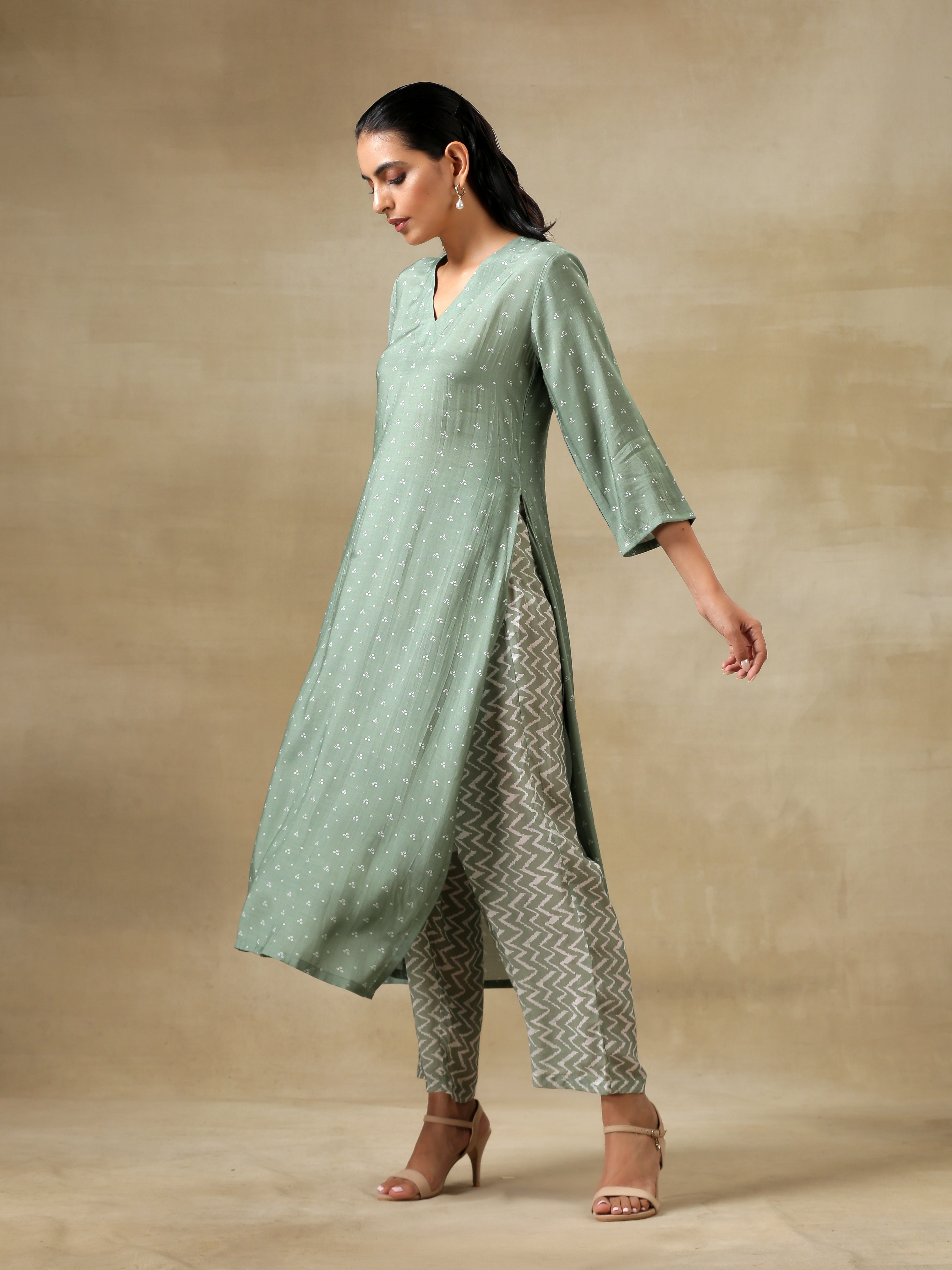 trueBrowns Light Green Bandhani Printed Silk High Slit Kurta Pant Set