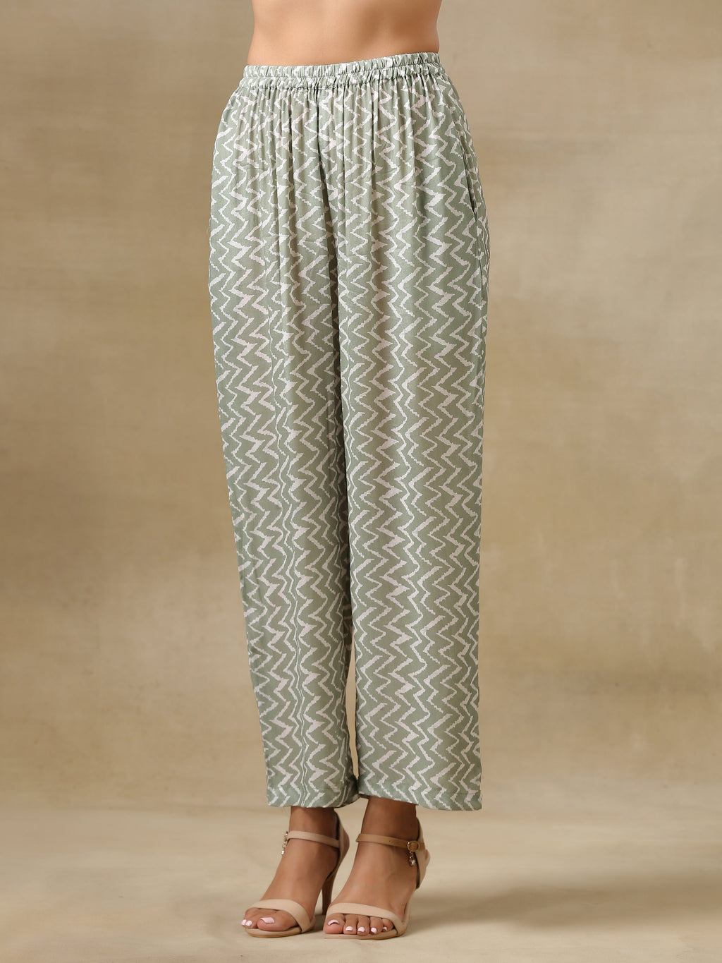 trueBrowns Light Green Bandhani Printed Silk V-Neck Co-Ord Set