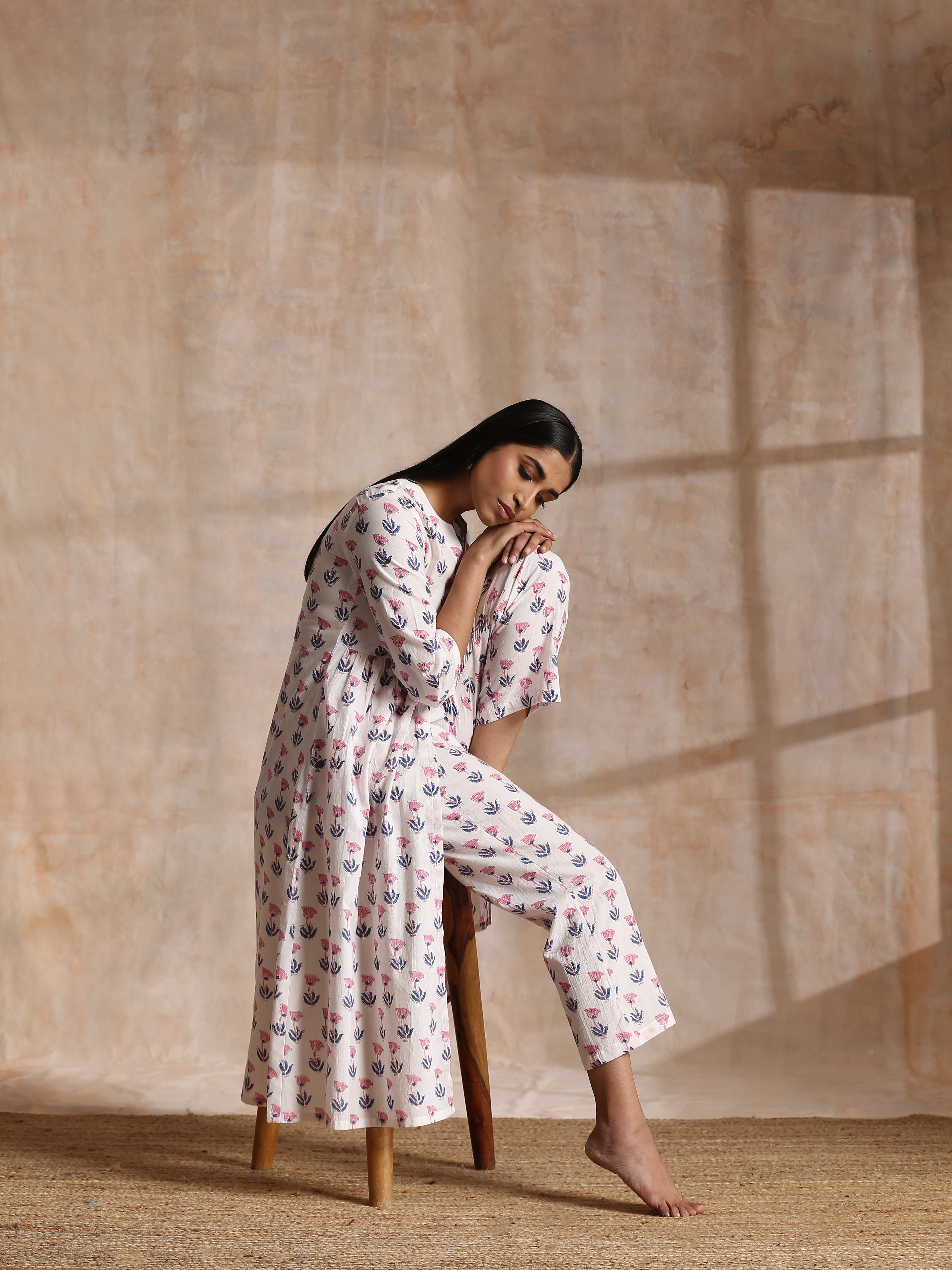 trueBrowns White With Pink Blue Buta Block Print Cotton Kurta Pant Set
