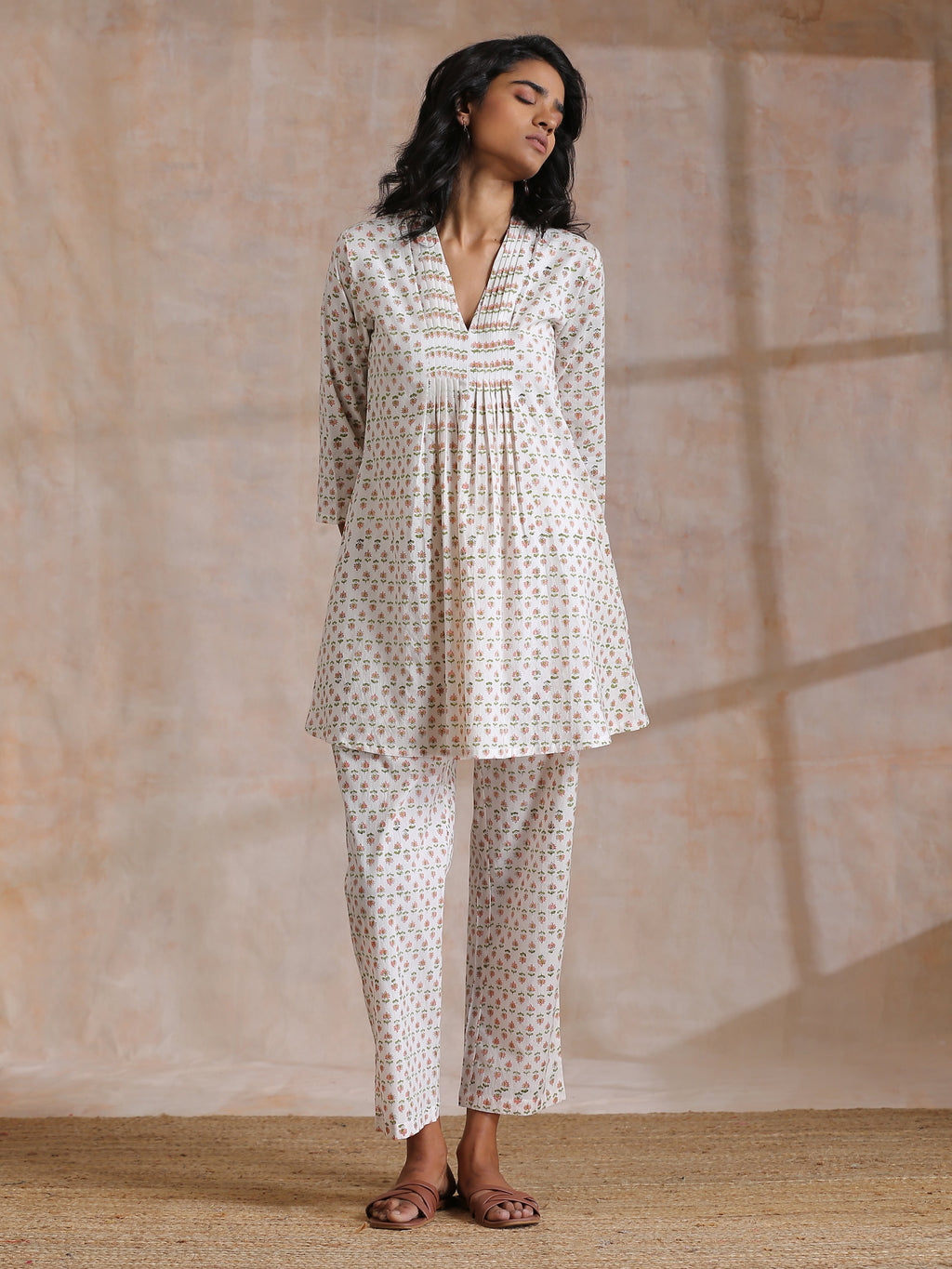 trueBrowns White With Small Floral Booti Print Cotton Pleated Co-Ord Set