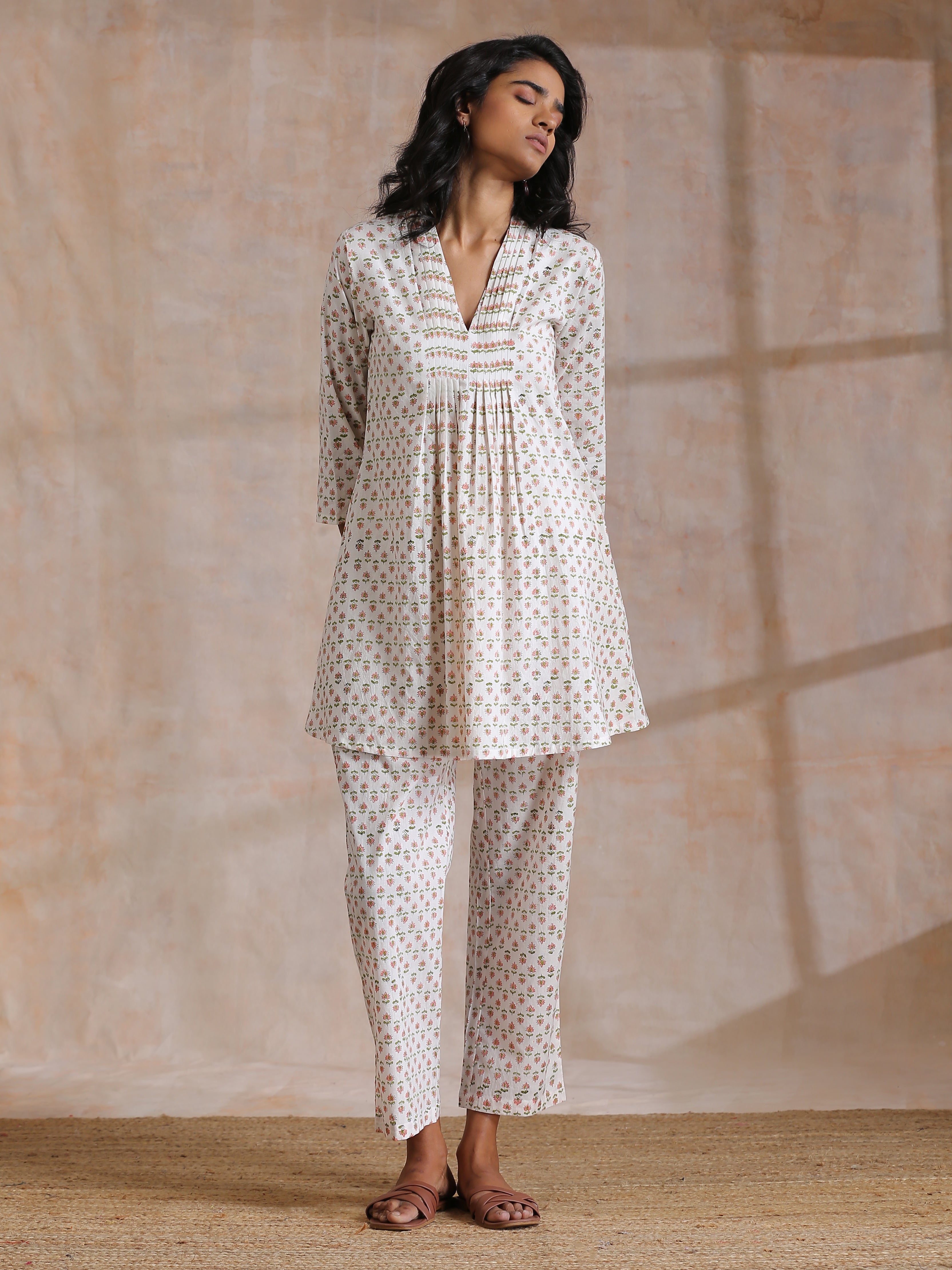 trueBrowns White With Small Floral Booti Print Cotton Pleated Co-Ord Set