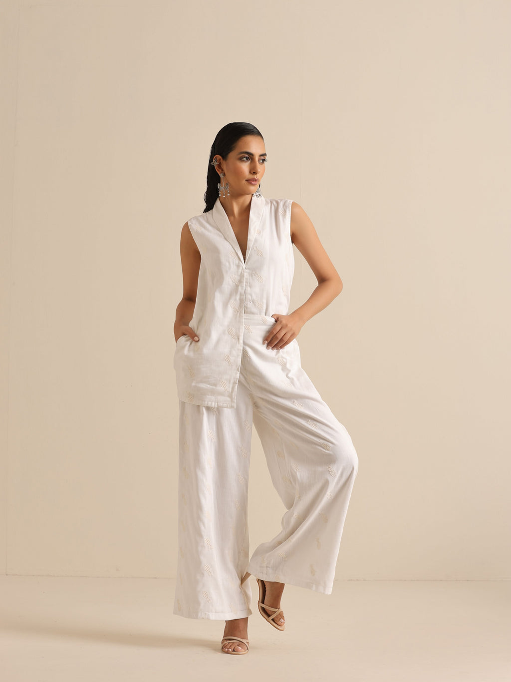 trueBrowns White Pineapple Sleeveless Jacket Pant Set