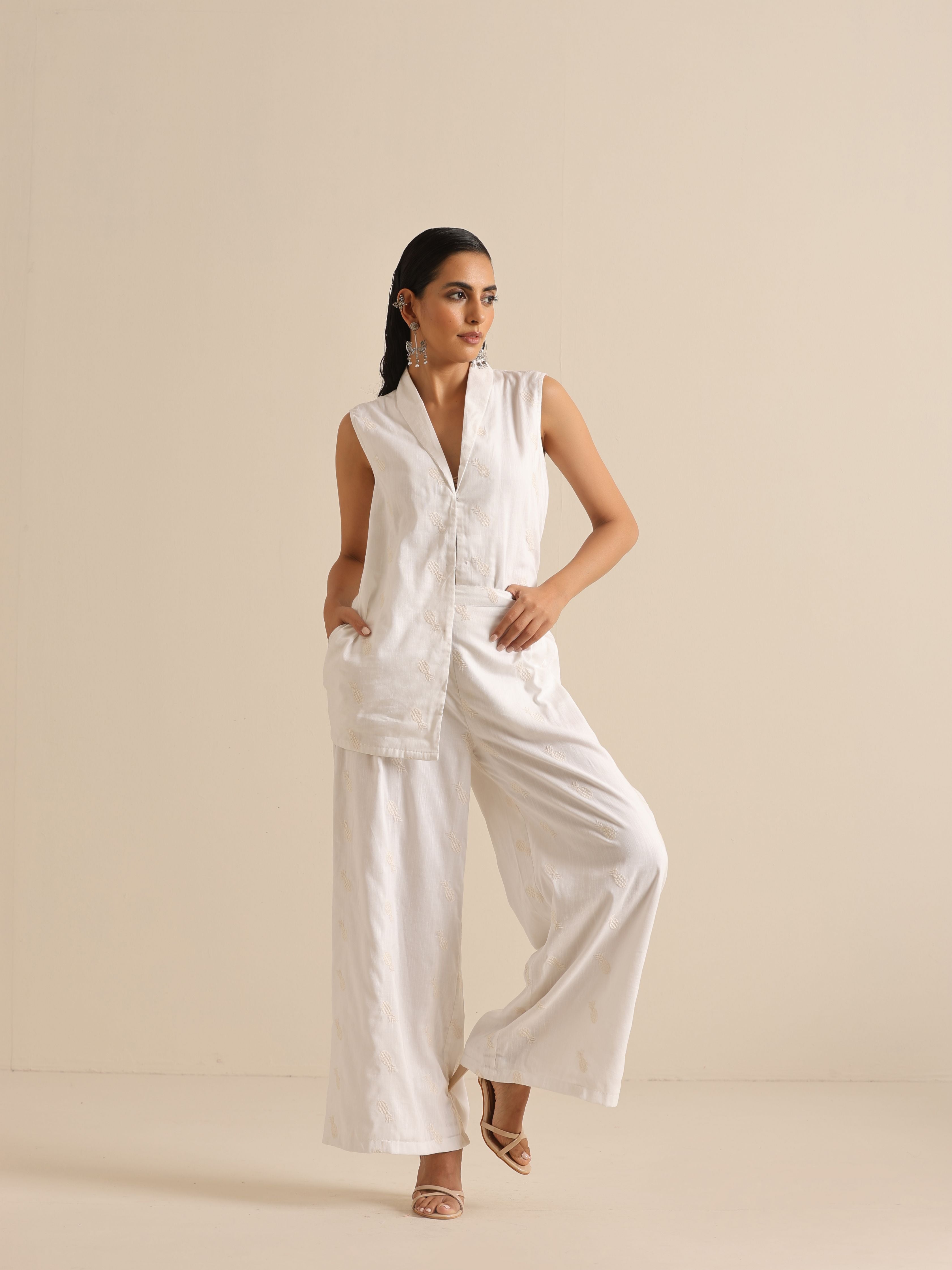 trueBrowns White Pineapple Sleeveless Jacket Pant Set