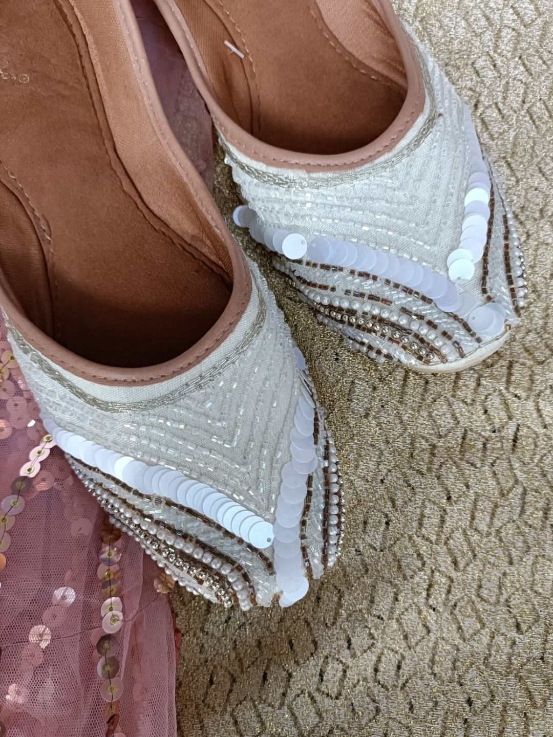Desi Colour Women Indian Ethnic Footwear-Off White V Pearl