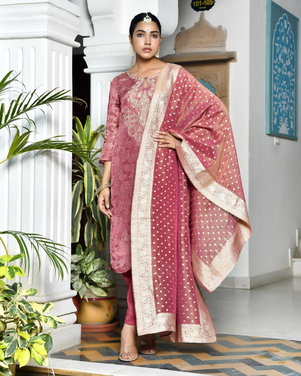 Vaasva Women's Digital Printed Tissue Suit Set With Solid Pant & Brocade Dupatta