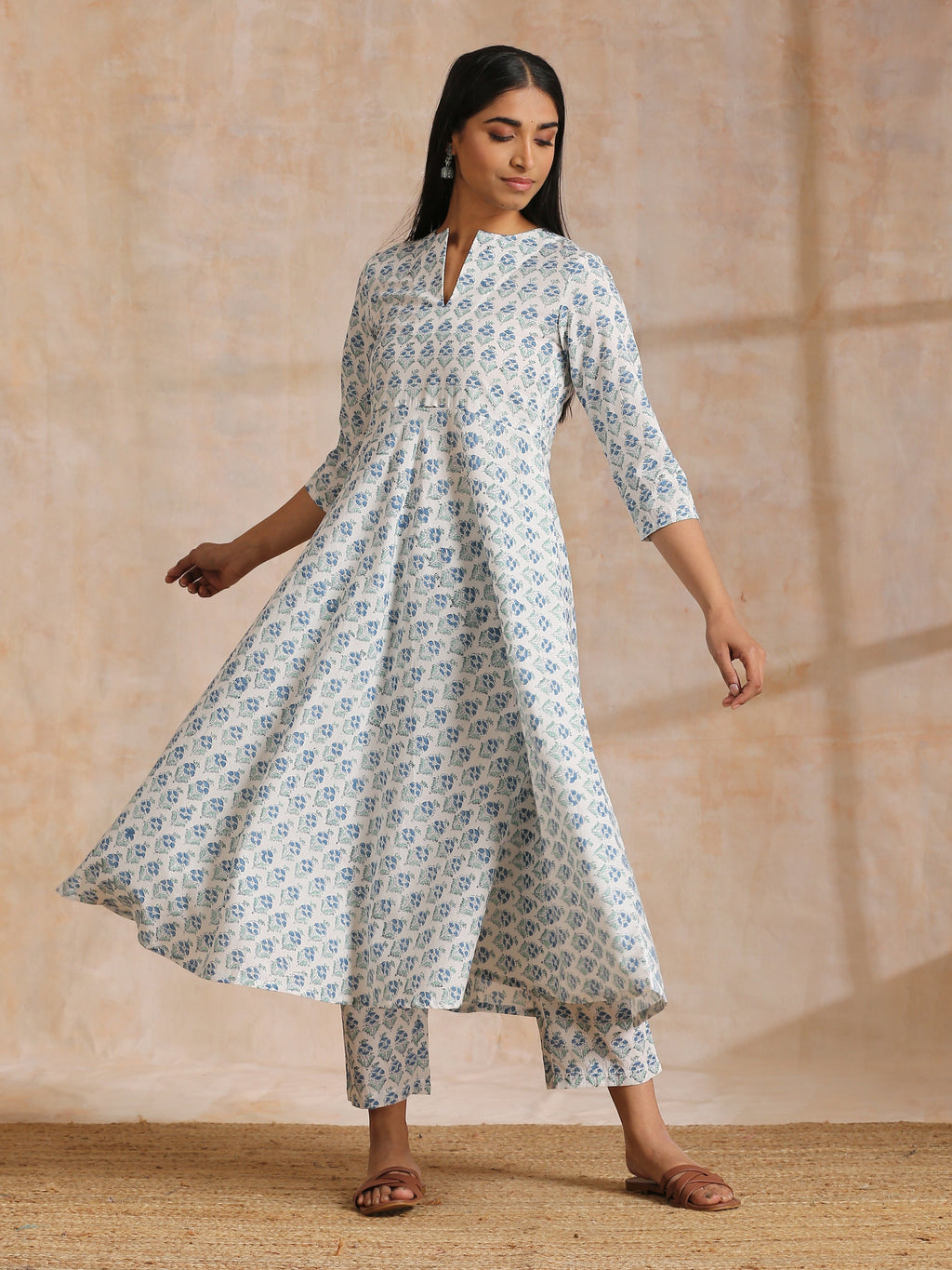 trueBrowns White With Blue Green Buta Print Cotton Flared Kurta Pant Set
