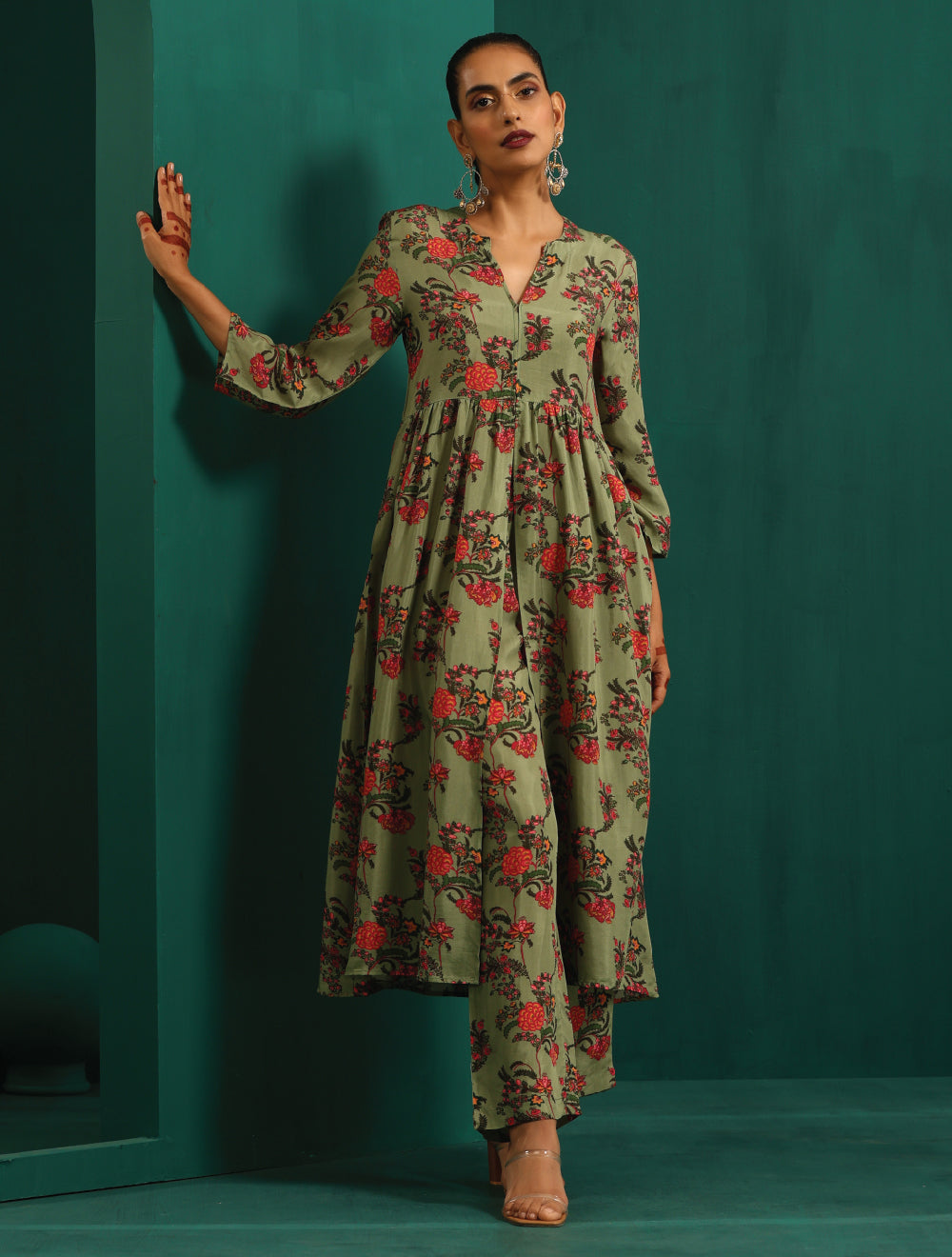trueBrowns Green Floral Muslin Silk Printed Front Slit Kurta Pant Set