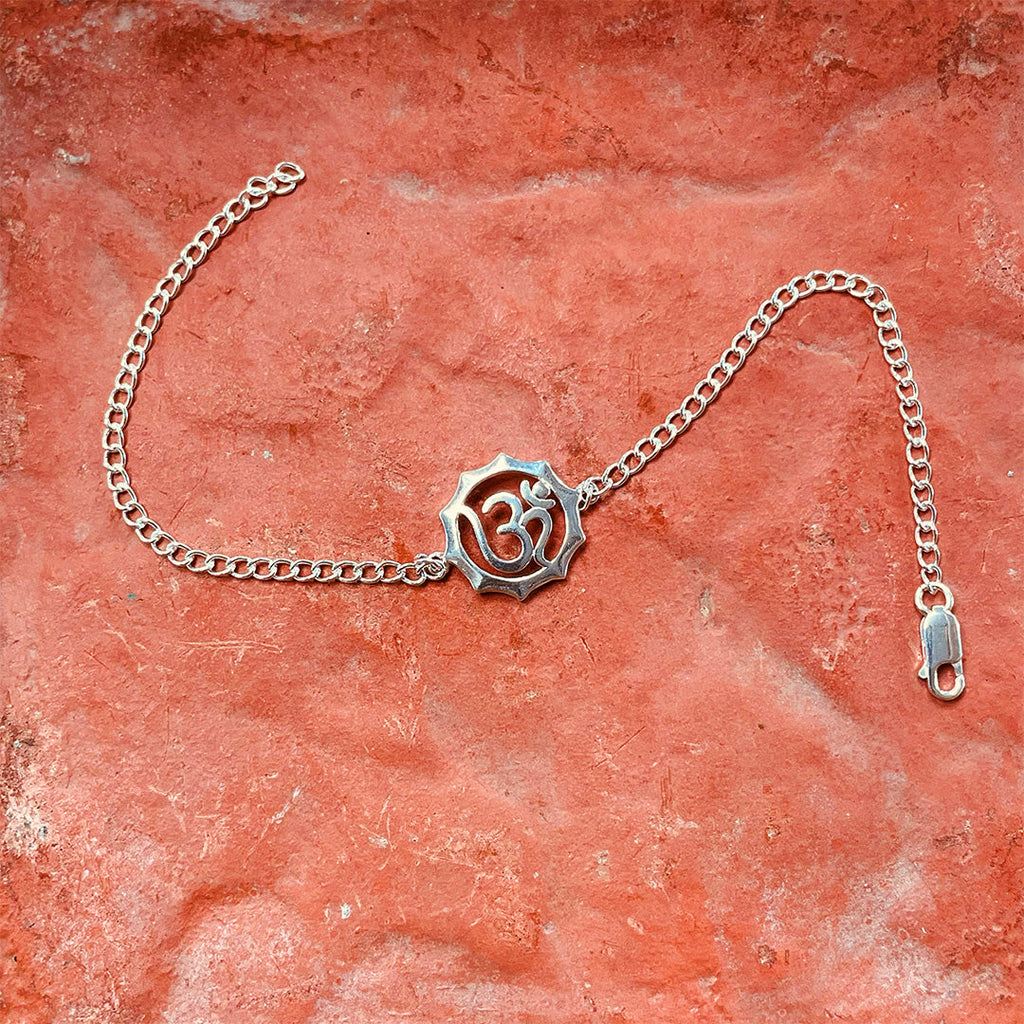 trueBrowns 925 Sterling Silver Embossed Om Silver Chain Rakhi