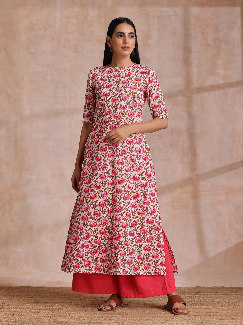 trueBrowns Pink Brown Overall Floral On White Block Print Cotton Slit Kurta Pant Set