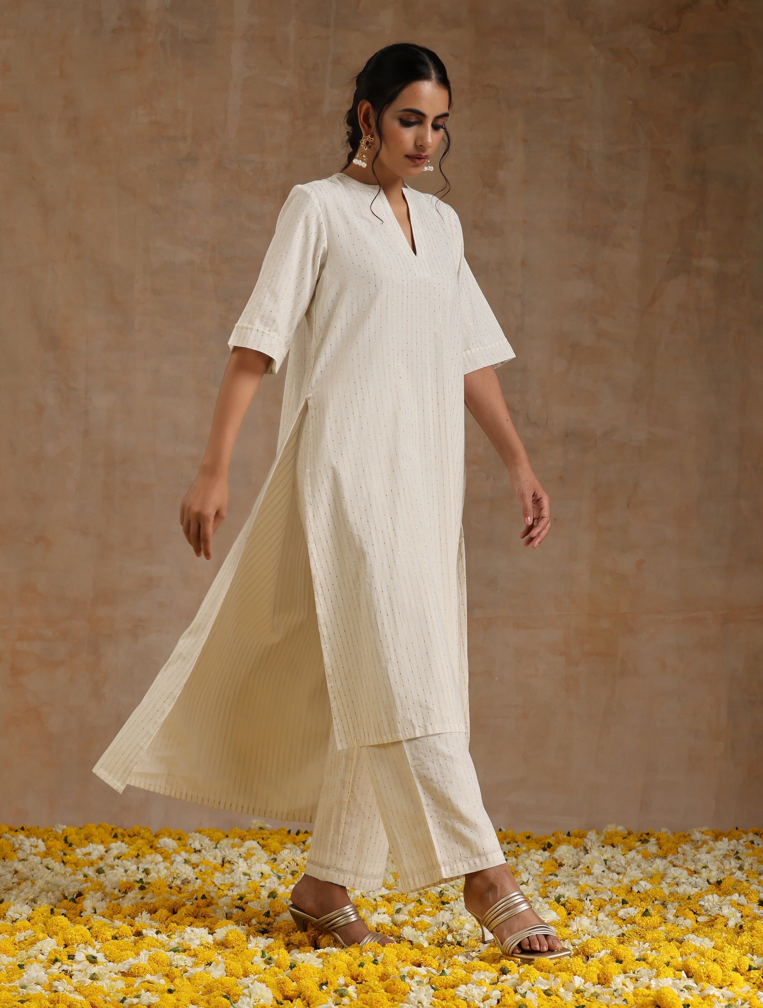 trueBrowns Ivory Gold Cotton Relaxed High-Low Kurta Set