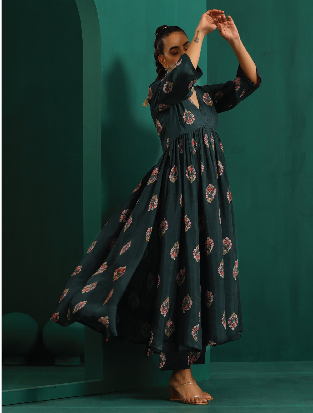 trueBrowns Deep Blue Floral Bunch Muslin Silk Printed V-Neck Waist Gathered Kurta Pant Set