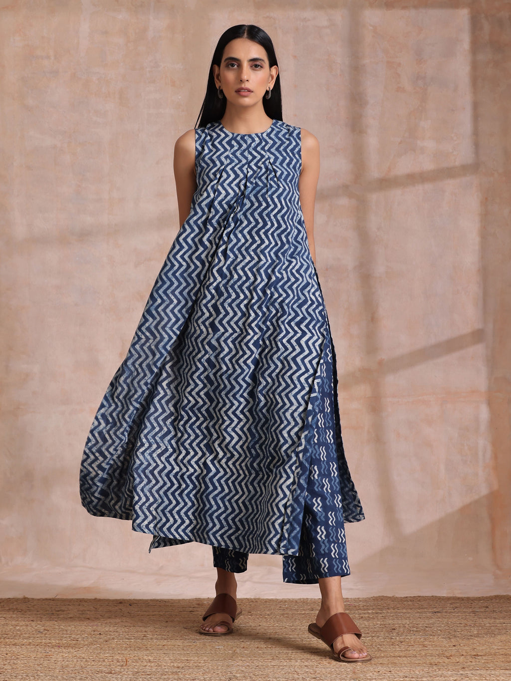 trueBrowns Indigo Dabu Zig-Zag Lines Print Cotton Sleeveless Kurta Pant Set