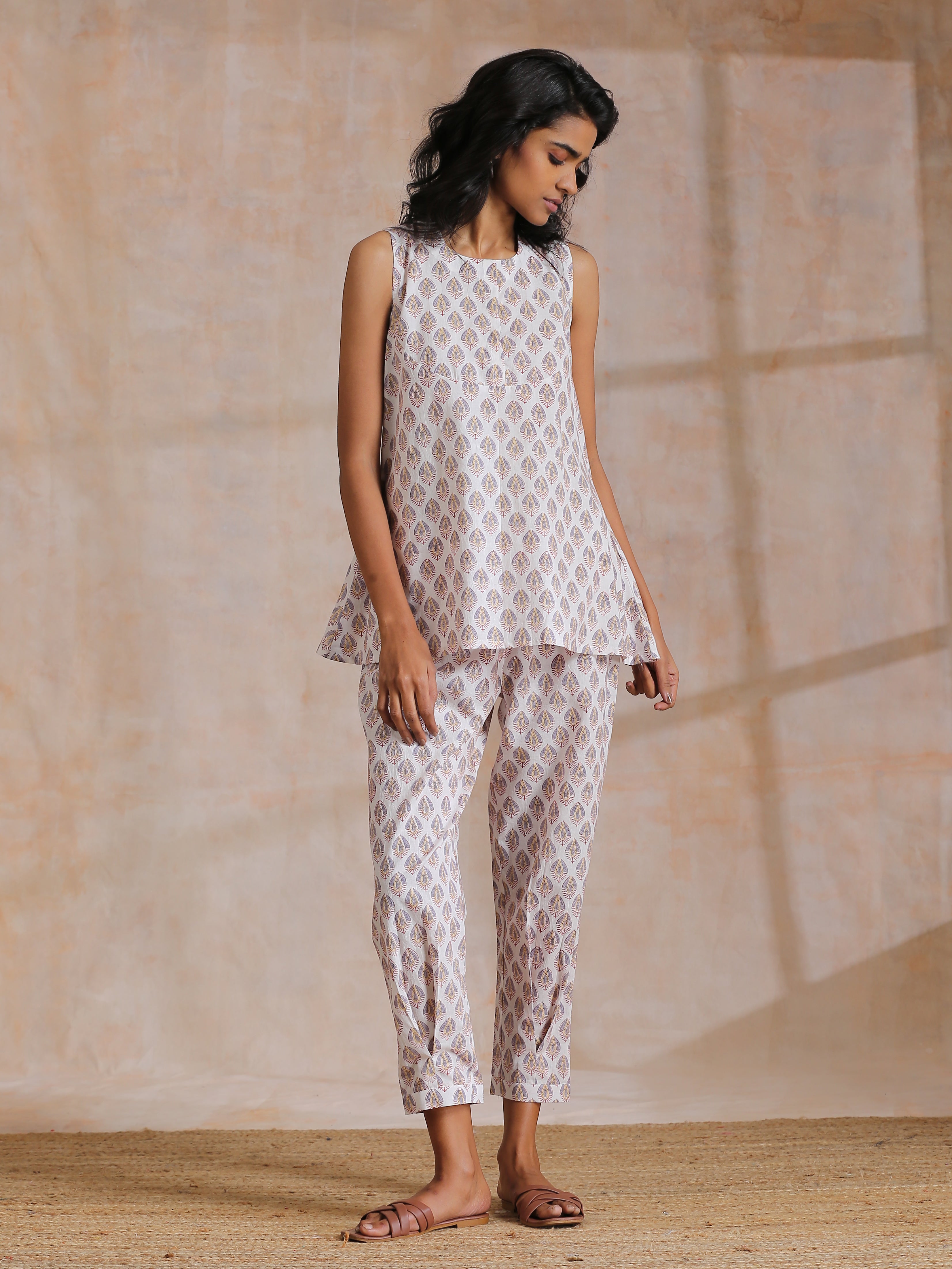 trueBrowns White With Grey Buta Block Print Cotton Sleeveless Co-Ord Set