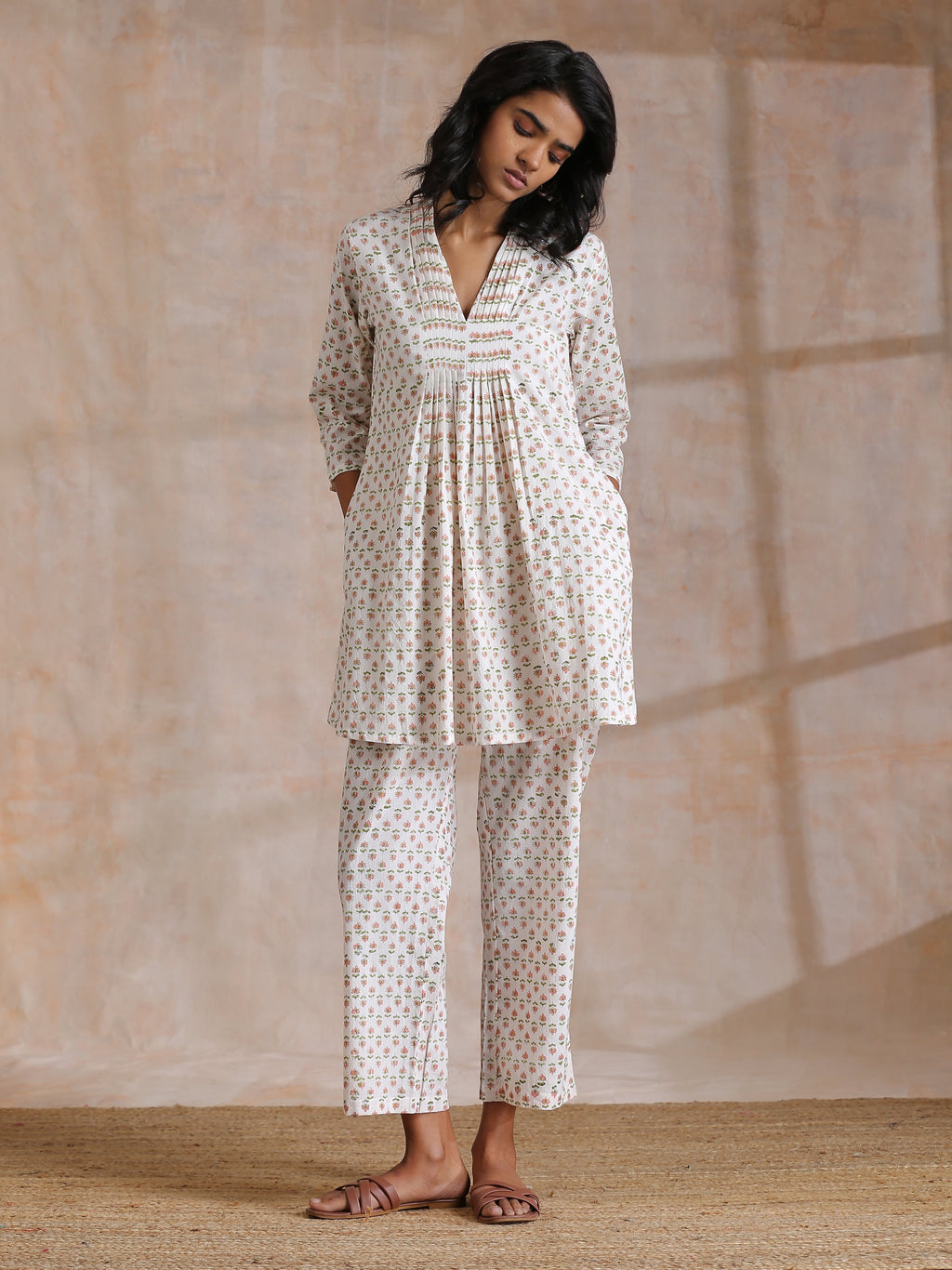 trueBrowns White With Small Floral Booti Print Cotton Pleated Co-Ord Set