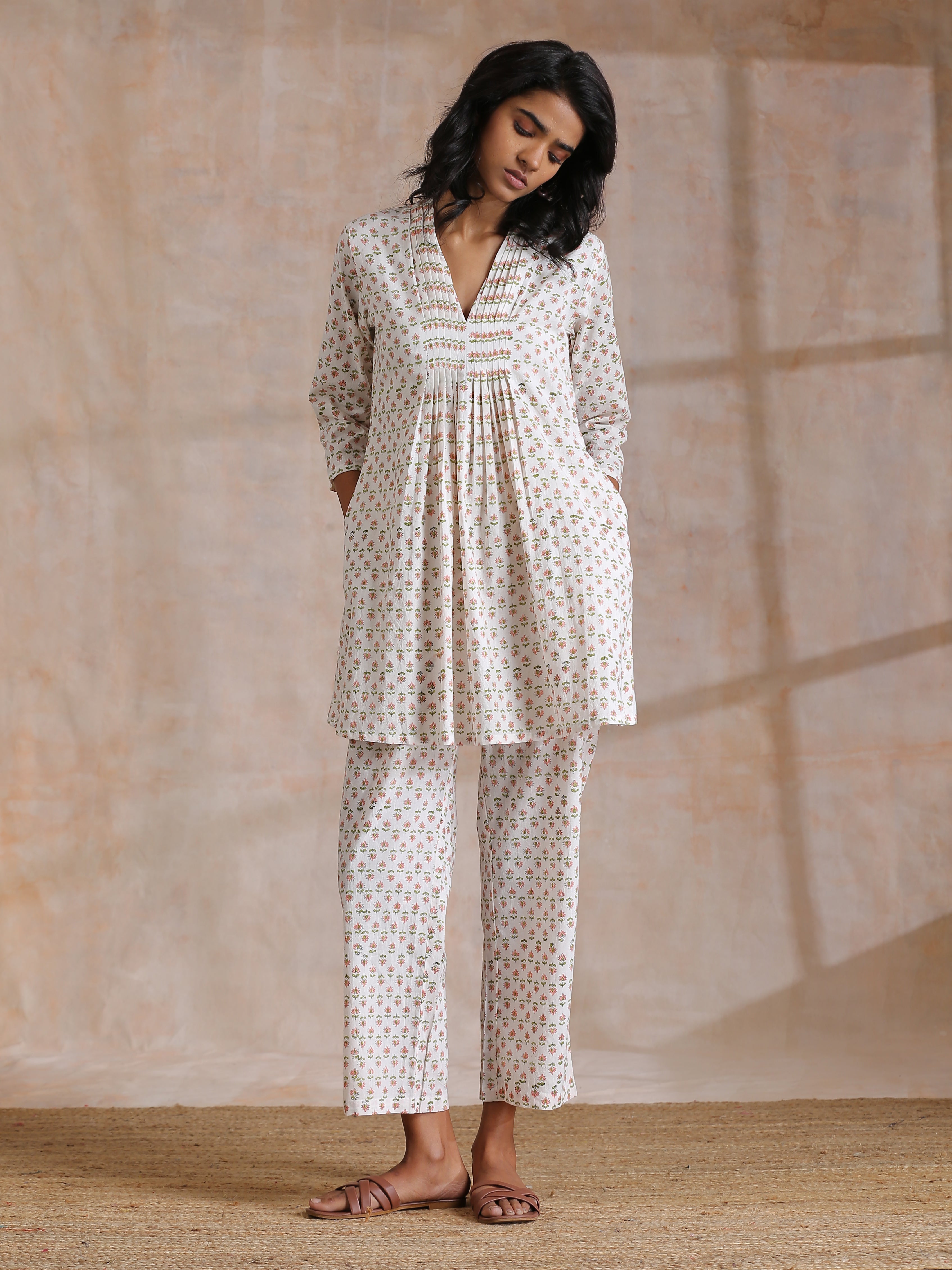 trueBrowns White With Small Floral Booti Print Cotton Pleated Co-Ord Set