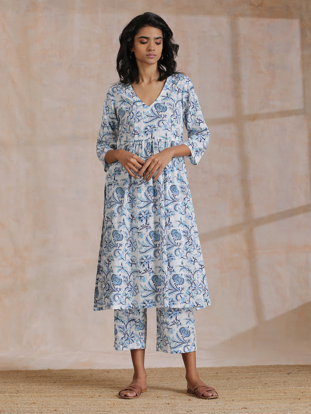 trueBrowns White With Overall Blue Print Cotton Slit Gathered Kurta Set