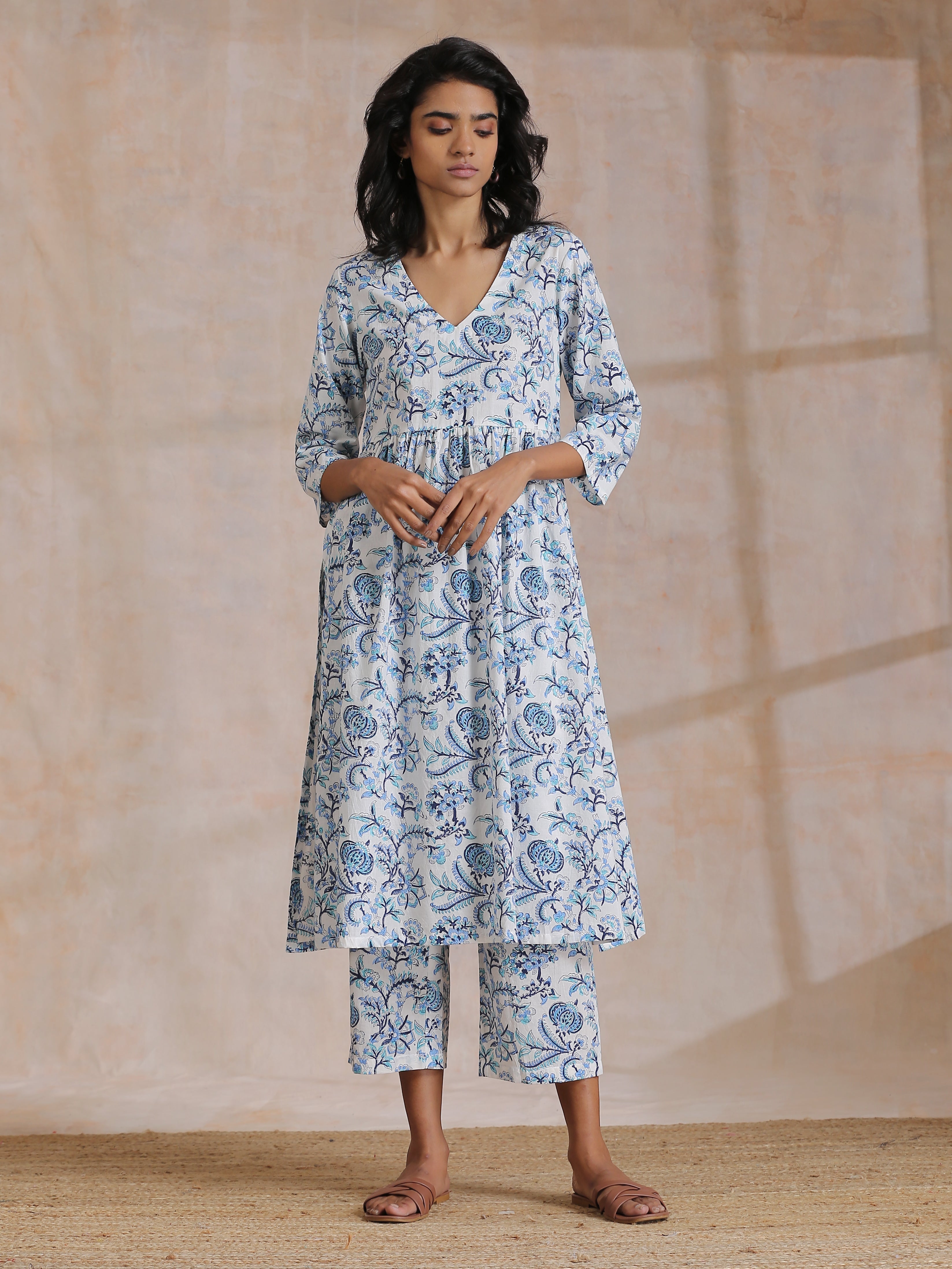 trueBrowns White With Overall Blue Print Cotton Slit Gathered Kurta Set