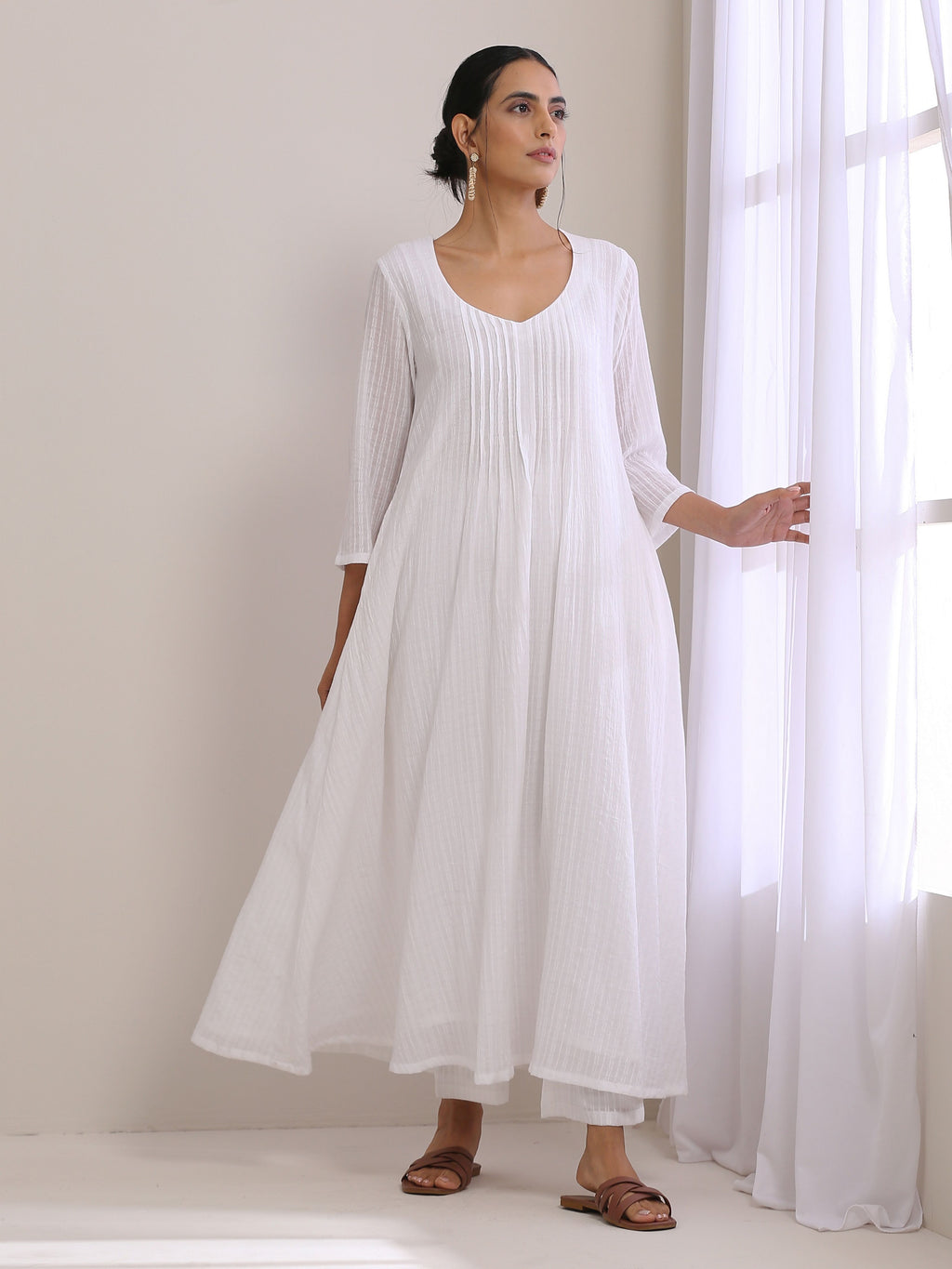 trueBrowns White Dobby Front Pleated Long Kurta Pant Set