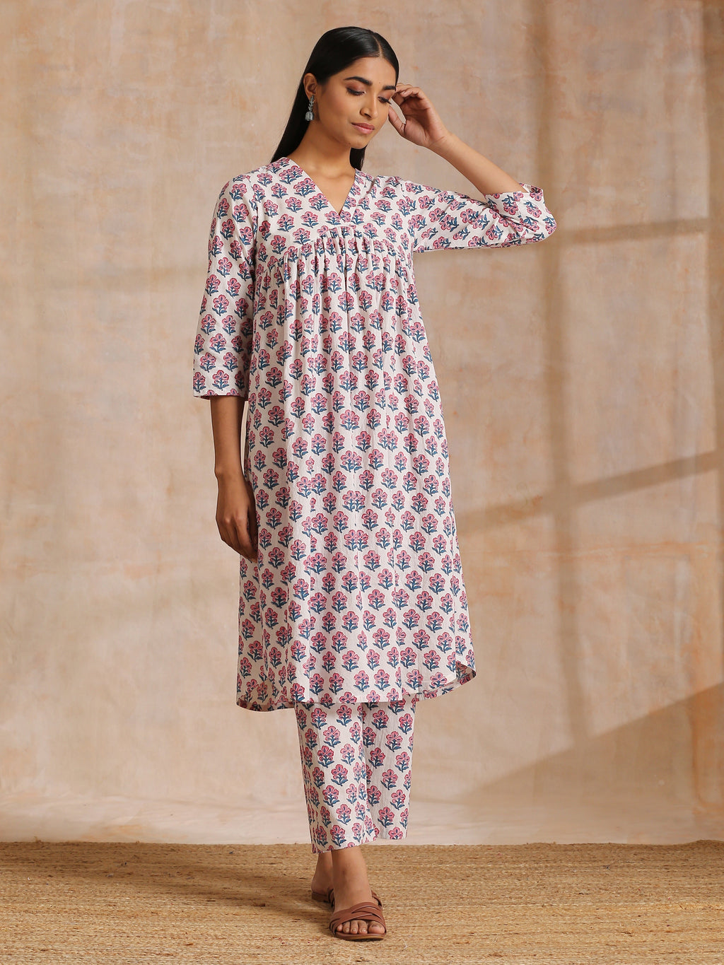 trueBrowns White With Pink Blue Floral Block Print Cotton Flared Slit Kurta Pant Set