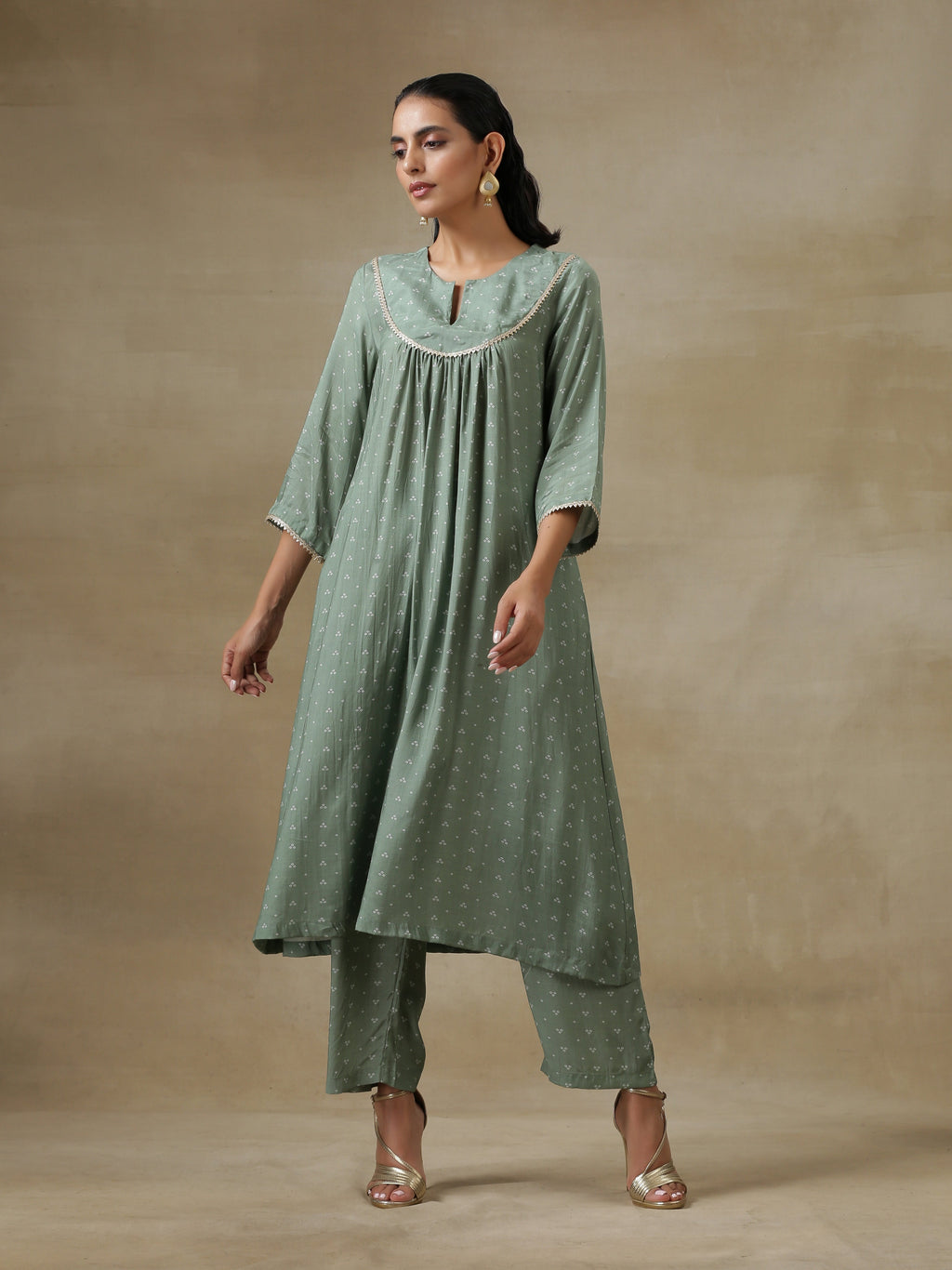 trueBrowns Light Green Bandhani Printed Silk Yoke Kurta Pant Set