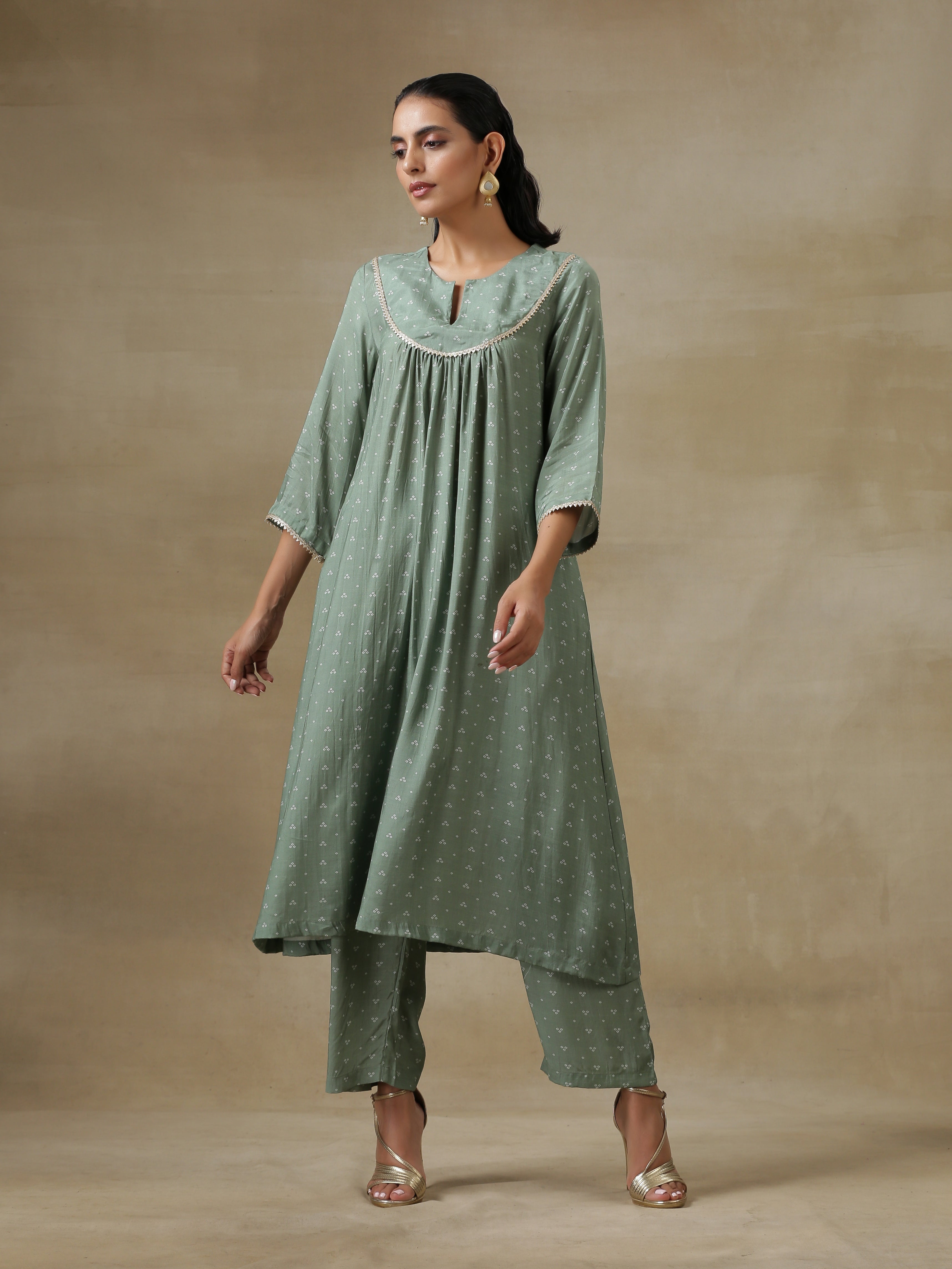 trueBrowns Light Green Bandhani Printed Silk Yoke Kurta Pant Set