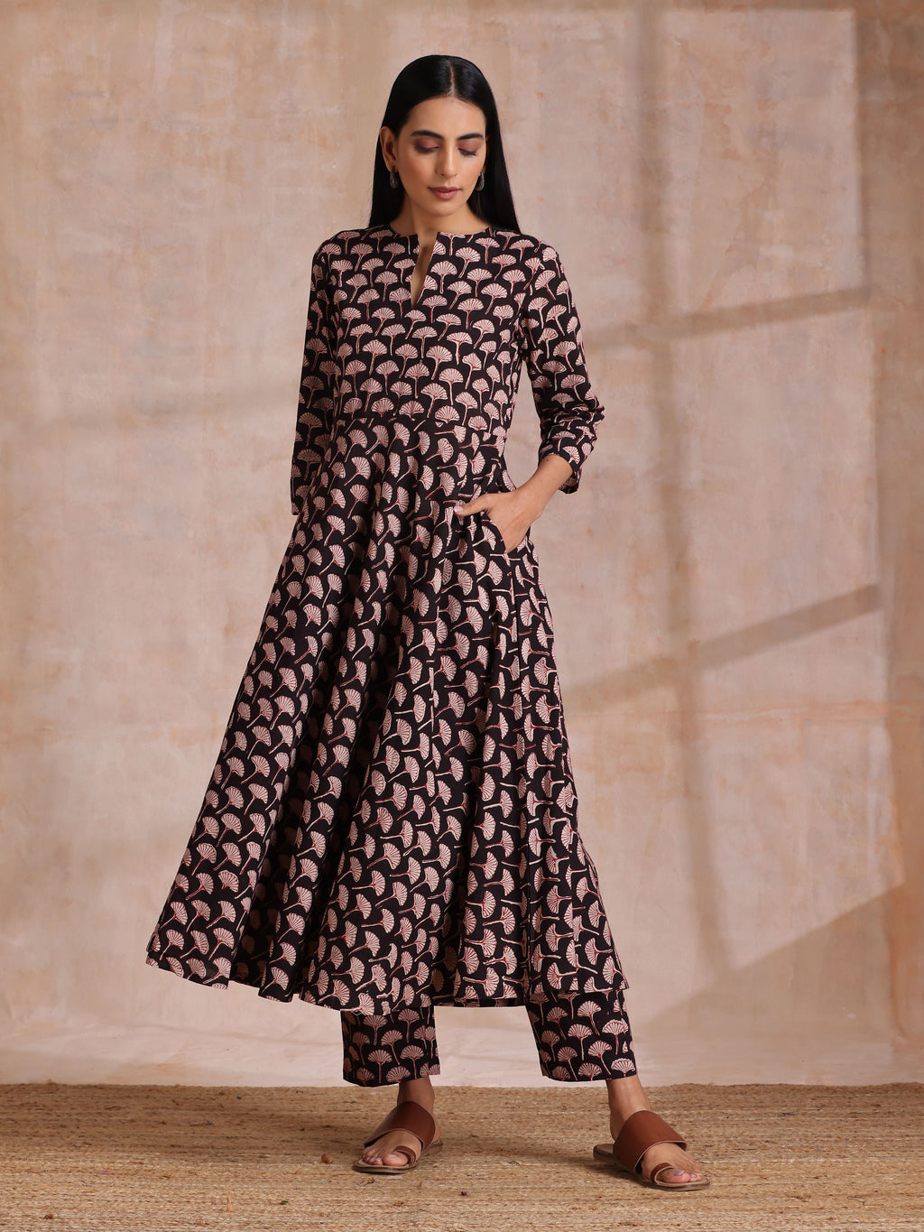 trueBrowns Black Floral Bagru Print Cotton Flared Kurta Pant Set