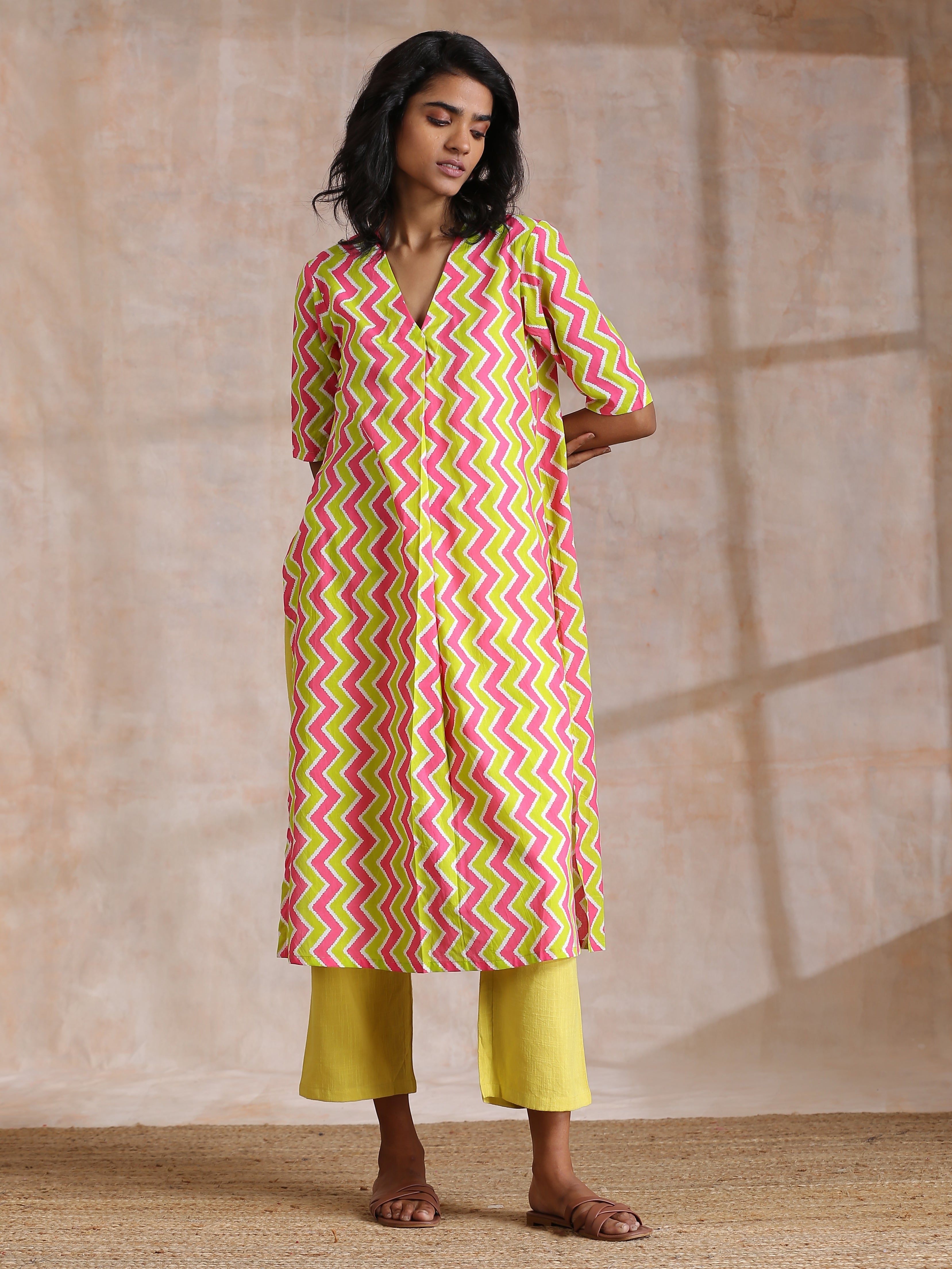 trueBrowns Lime Pink Zig-Zag Lines Print Cotton Kurta Pant Set | Relove