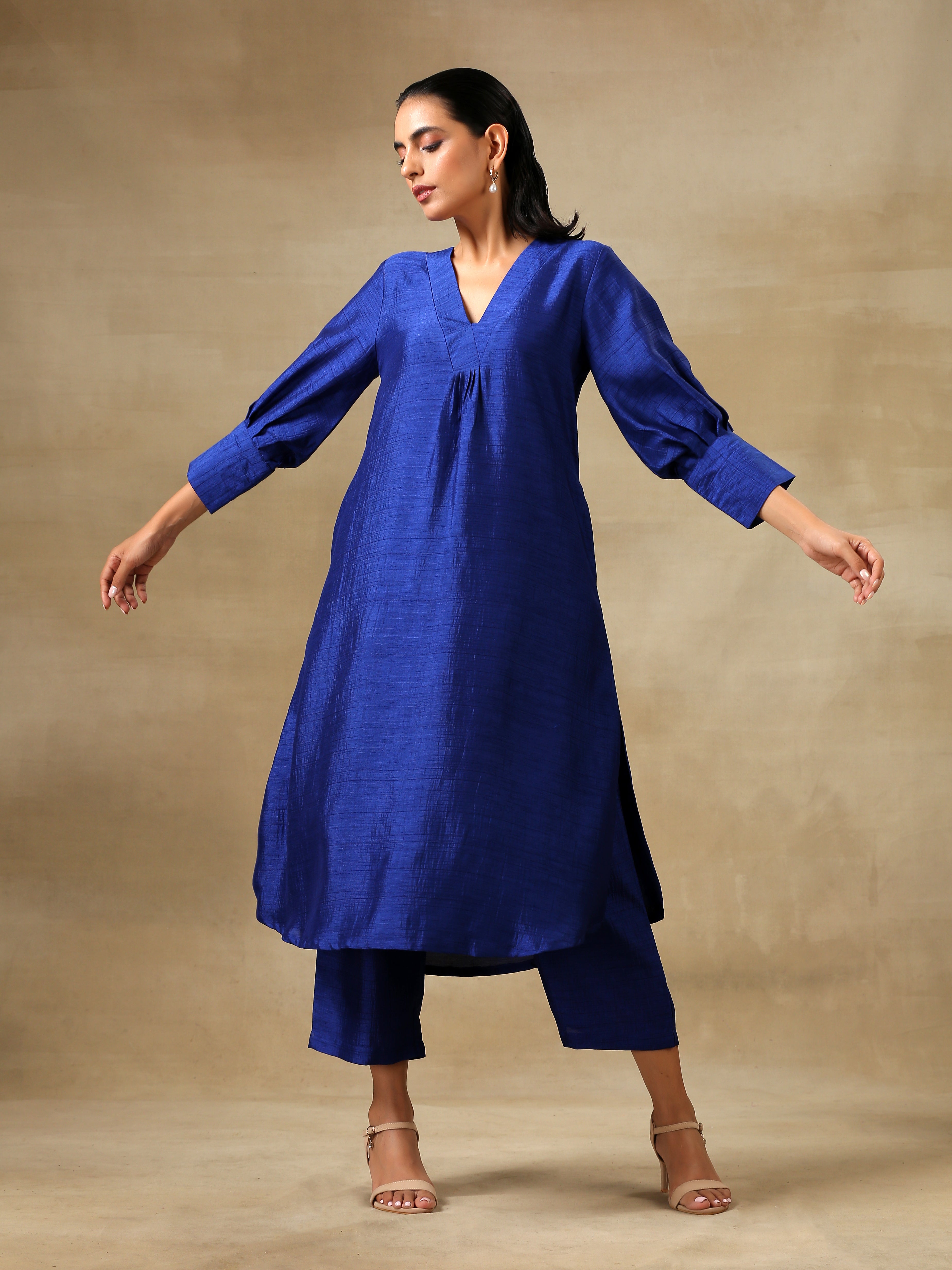 trueBrowns Blue Textured Silk Puff Sleeve Kurta Pant Set