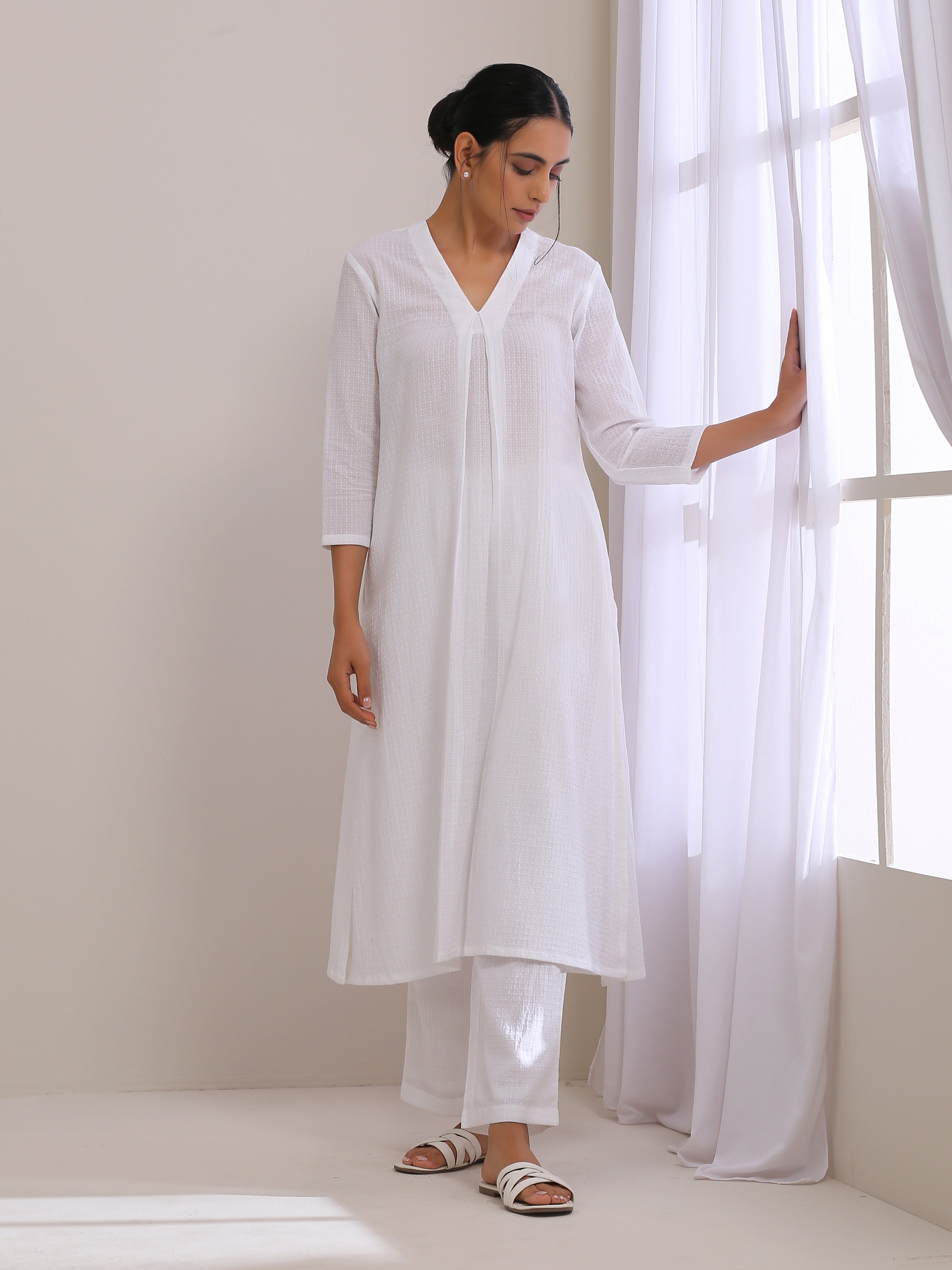 trueBrowns White Dobby Neck Pleat Kurta Pant Set