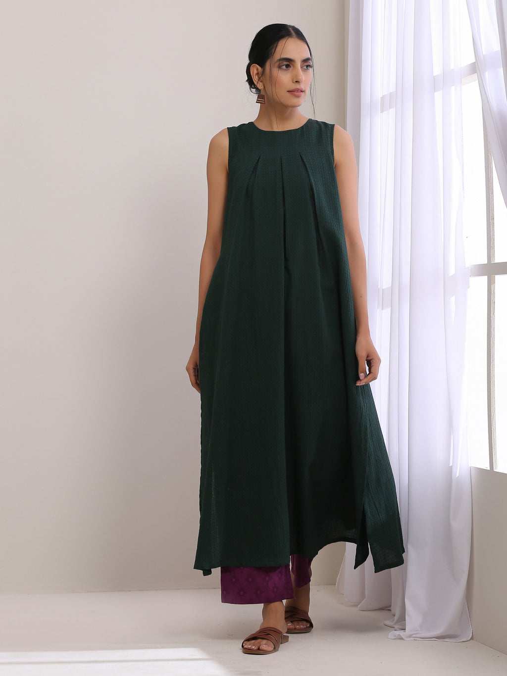 trueBrowns Dark Green Dobby Sleeveless Kurta Pant Set