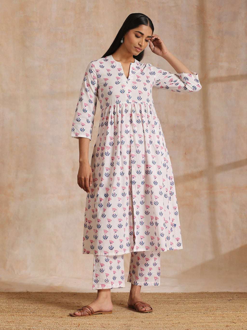 trueBrowns White With Pink Blue Buta Block Print Cotton Kurta Pant Set