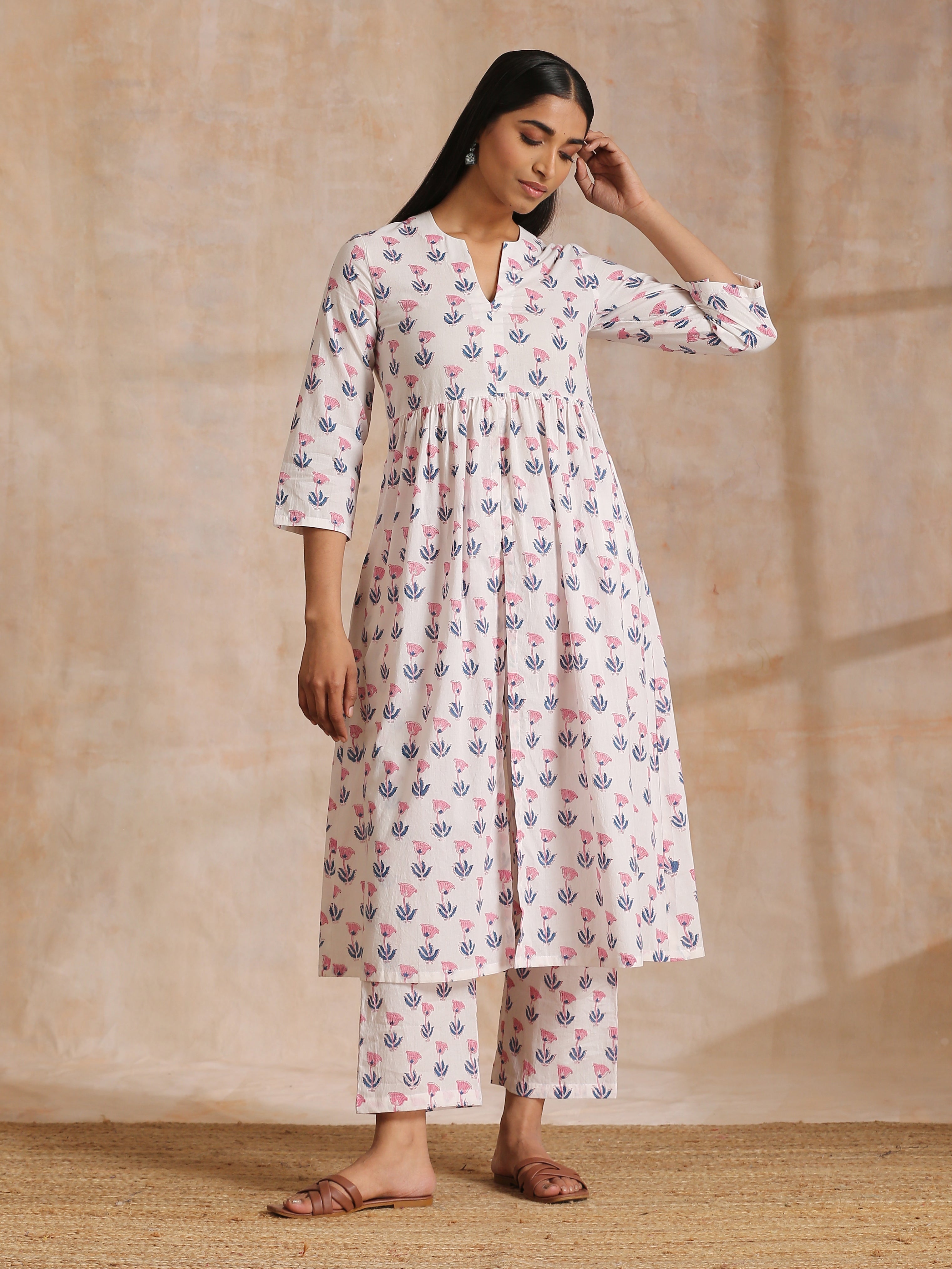 trueBrowns White With Pink Blue Buta Block Print Cotton Kurta Pant Set