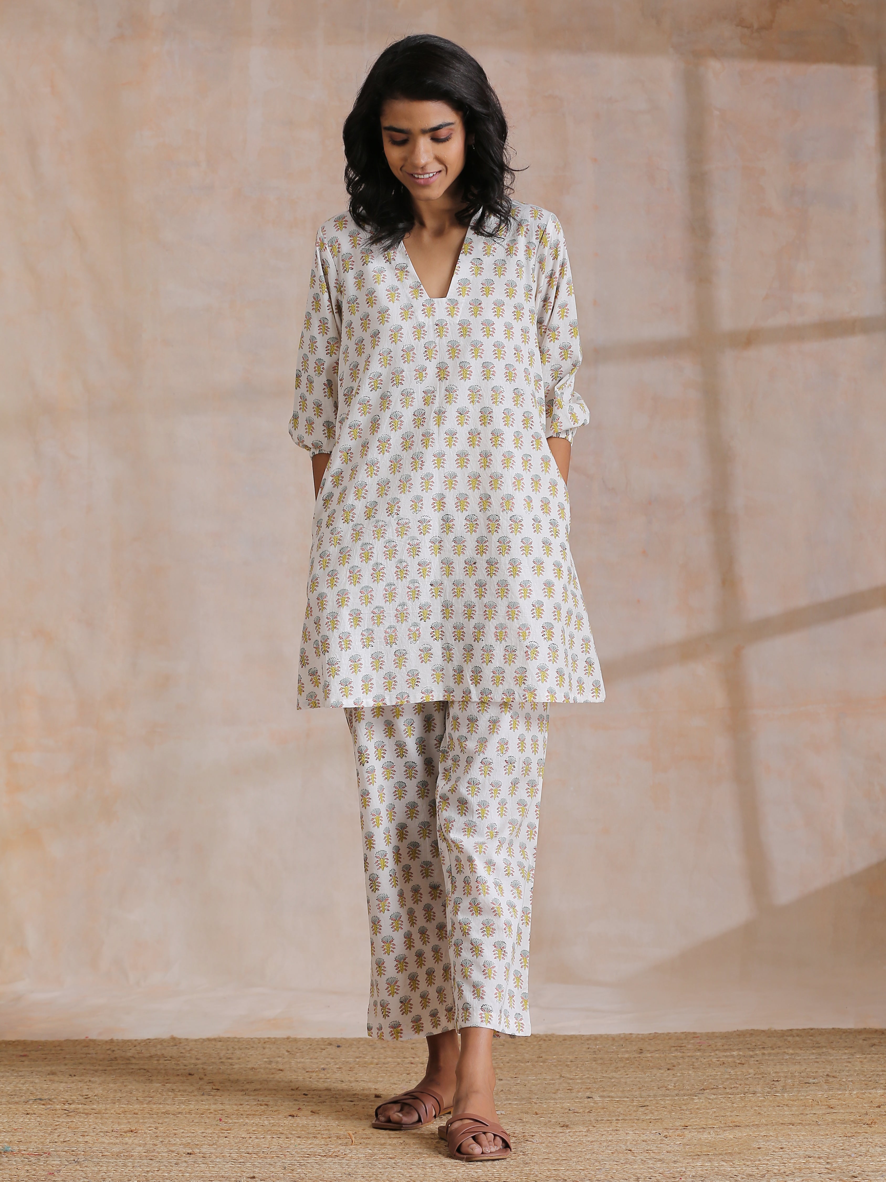 trueBrowns Multi Color Floral Booti Print Cotton V-Square Neck Co-Ord Set