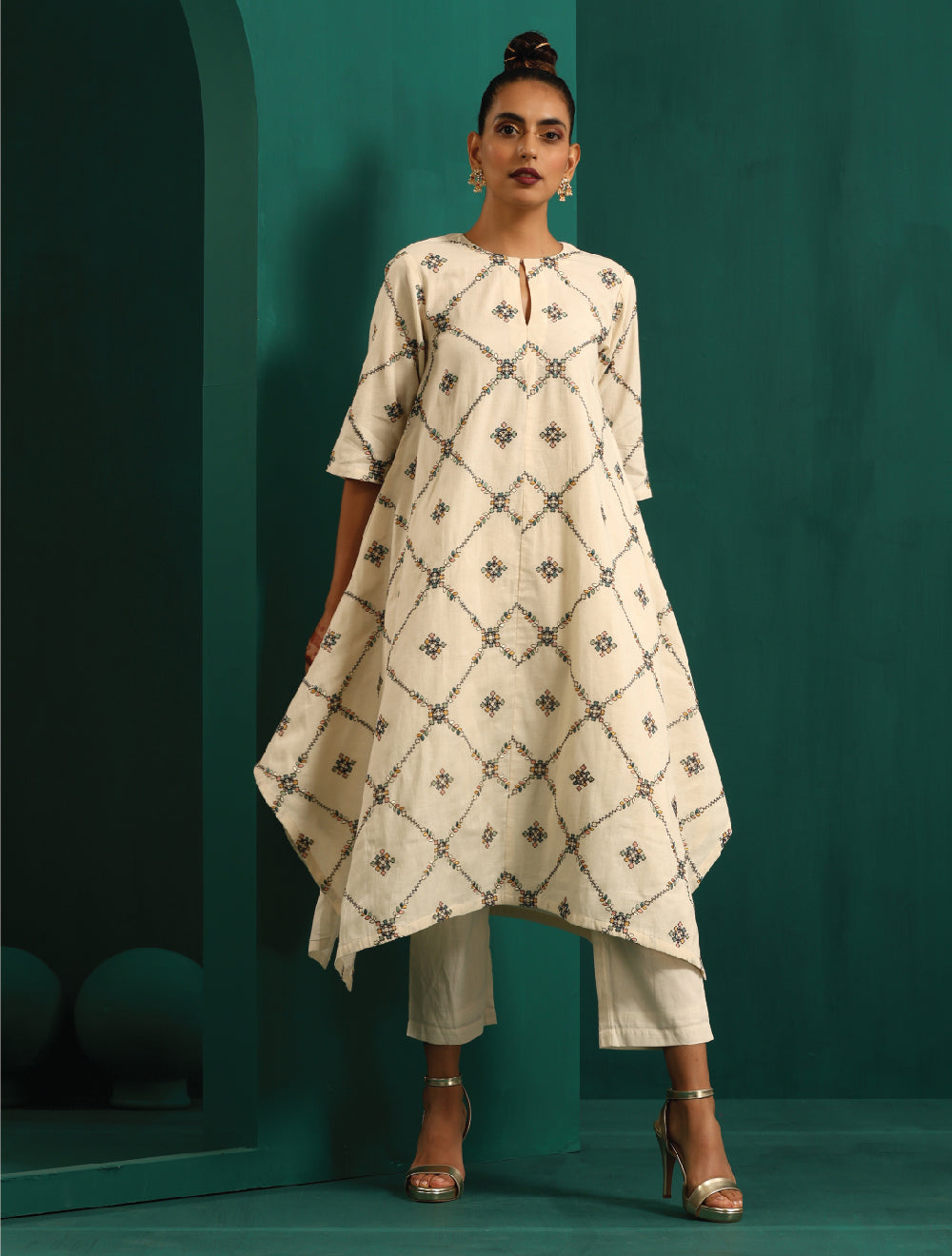 trueBrowns Ivory Rhombus Cotton Handkerchief Kurta Pant Set