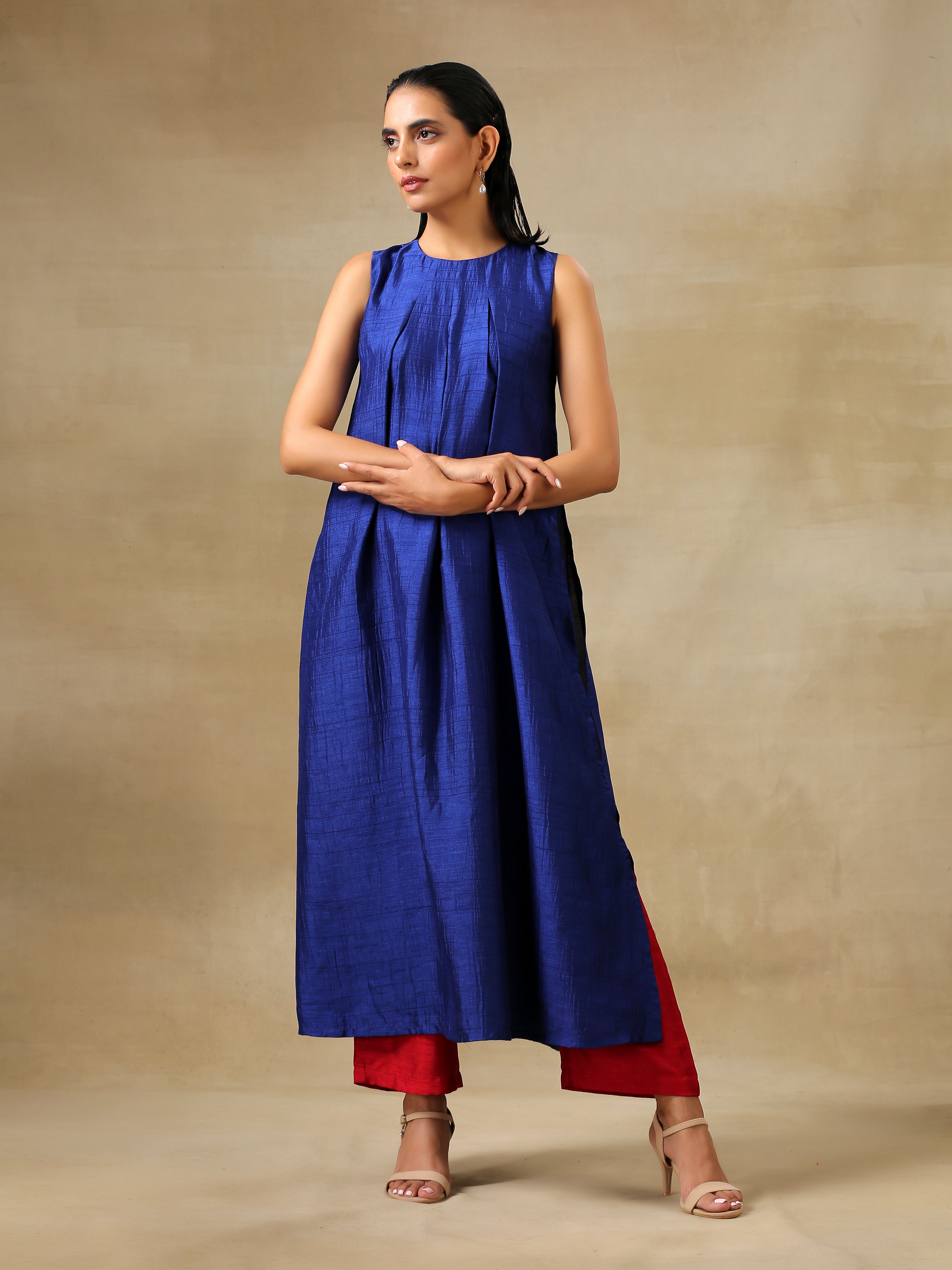 trueBrowns Blue Textured Silk Sleeveless Kurta Pant Set