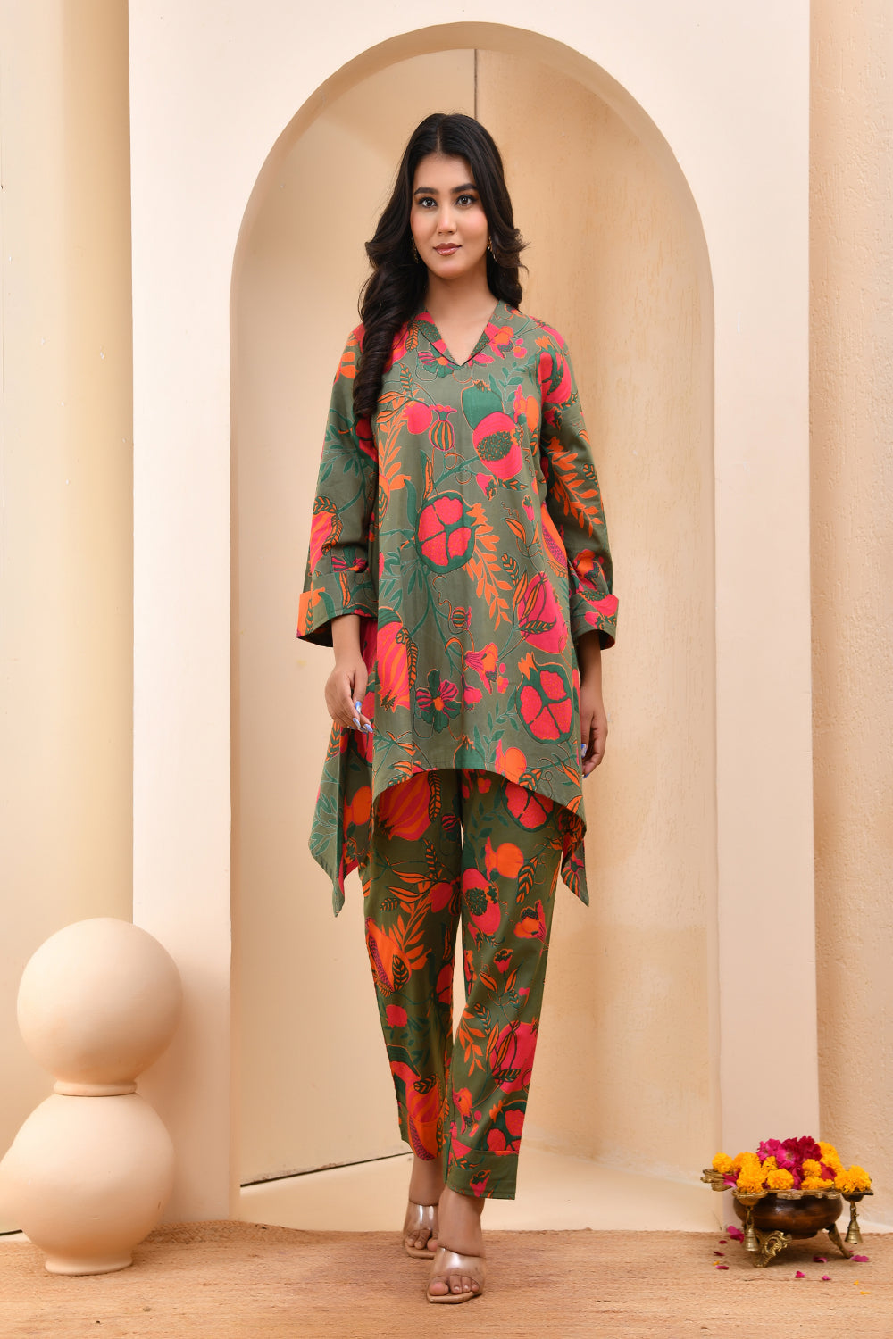 Vaasva Women Floral Printed Kurta Pant Set