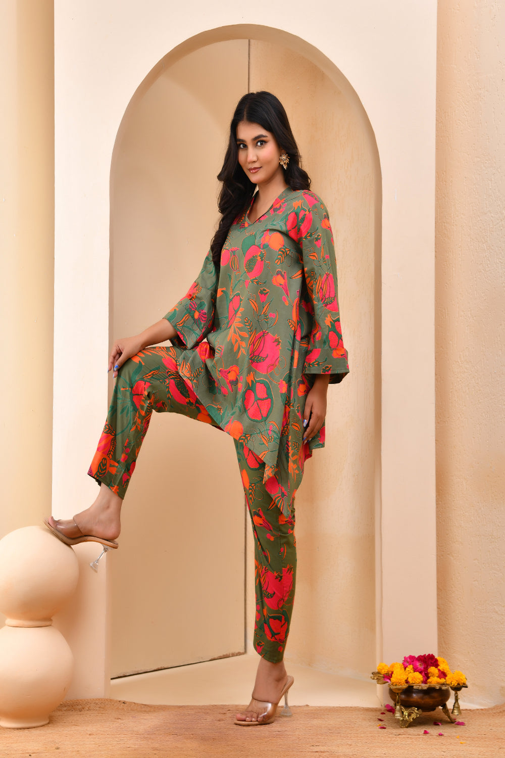 Vaasva Women Floral Printed Kurta Pant Set