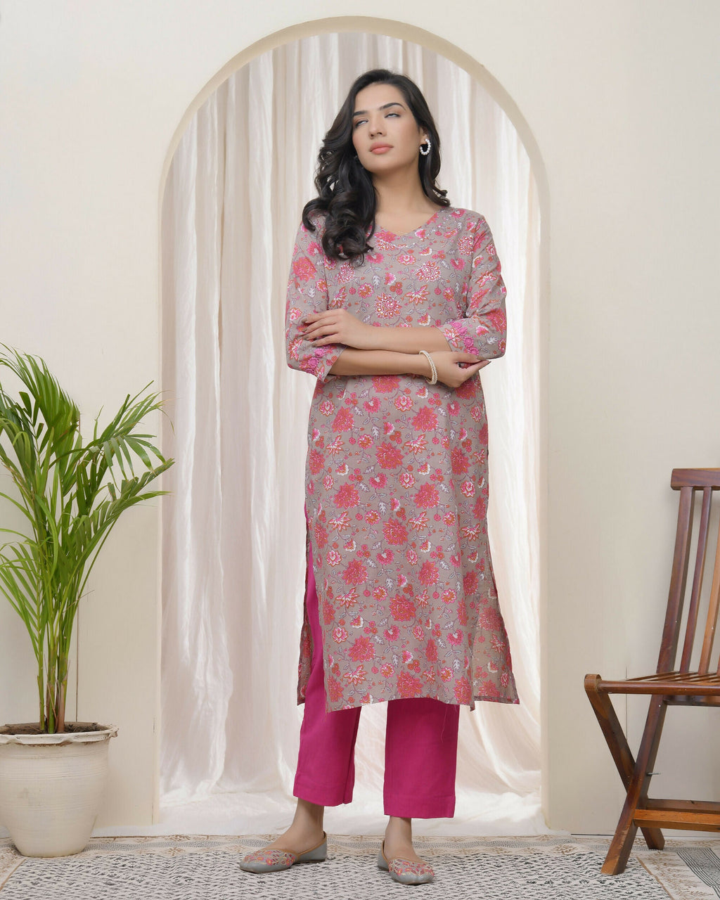 Vaasva Women Charcoal Cotton Printed Straight Kurti With Pant