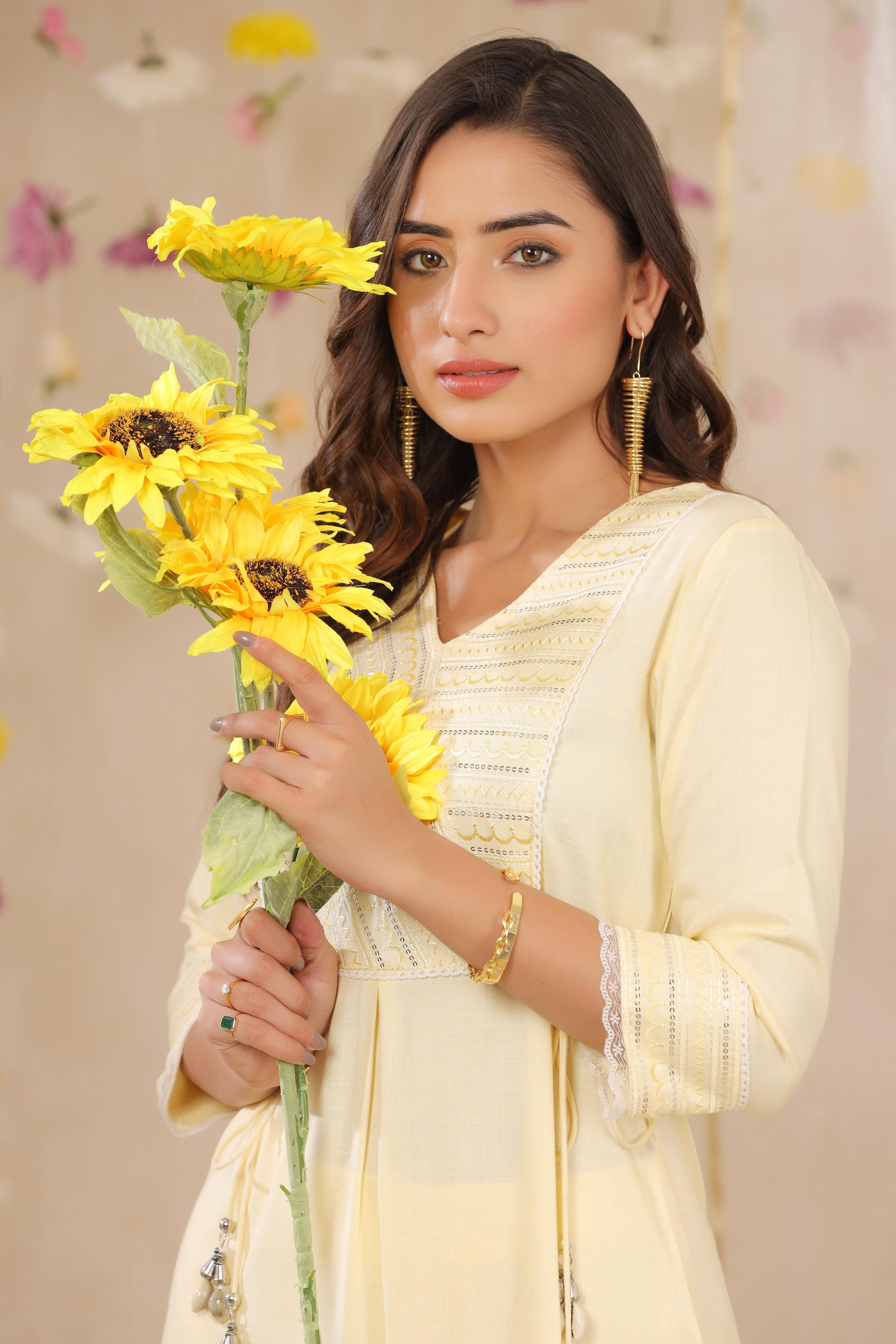 Juniper Women's Yellow Cotton Blend Printed Kurta Set
