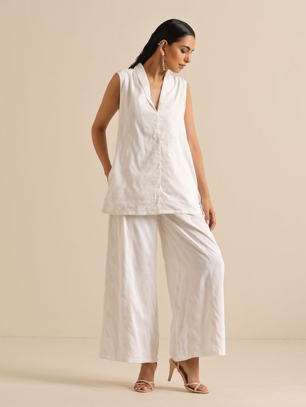 trueBrowns White Pineapple Sleeveless Jacket Pant Set