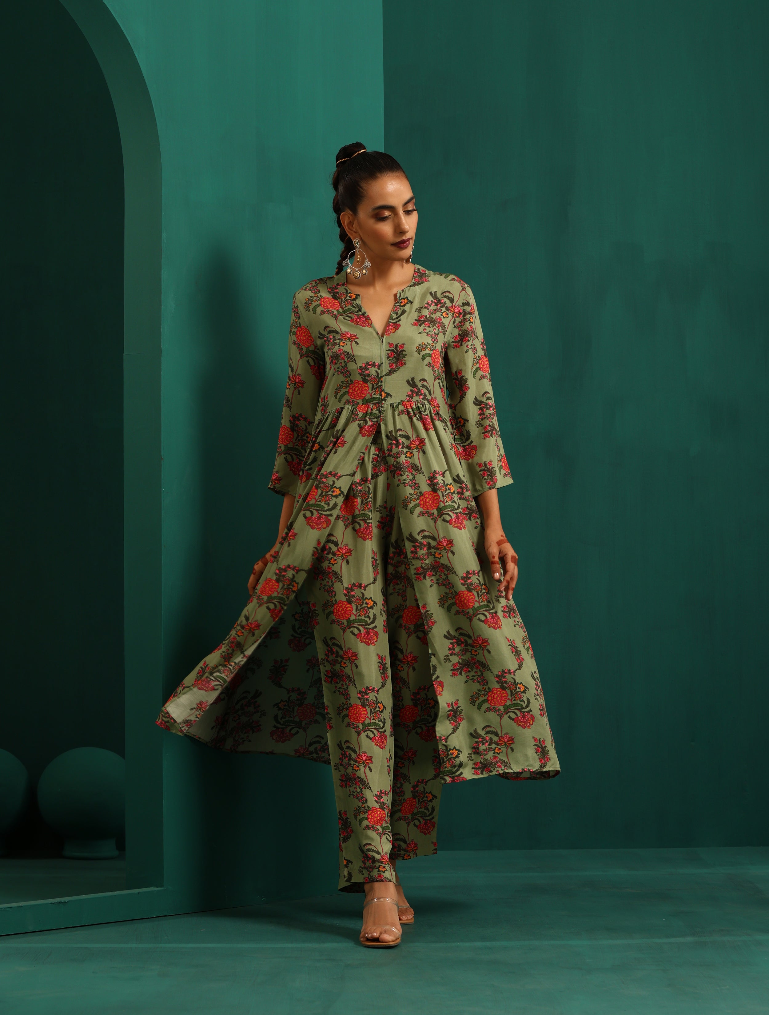 trueBrowns Green Floral Muslin Silk Printed Front Slit Kurta Pant Set