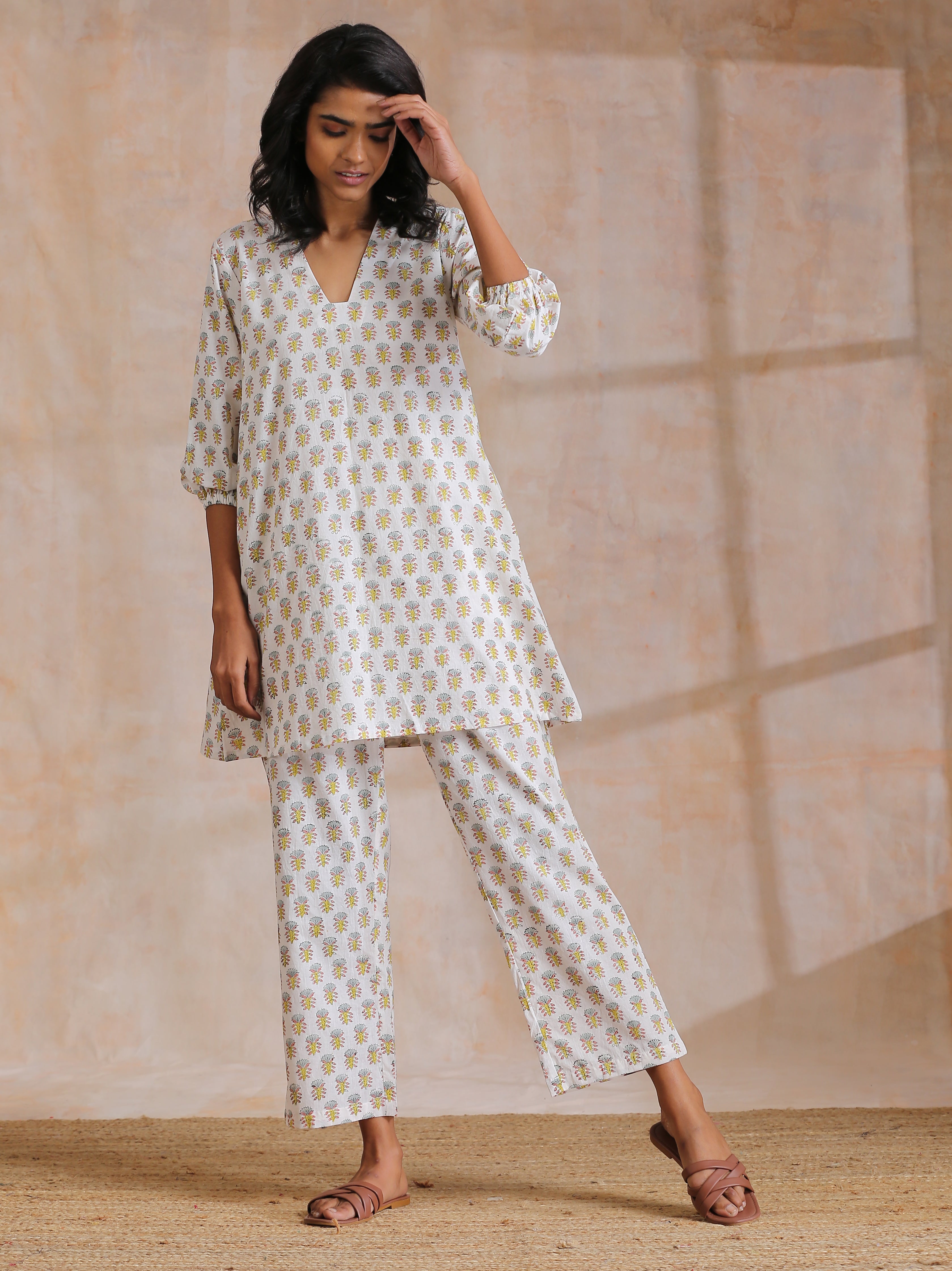 trueBrowns Multi Color Floral Booti Print Cotton V-Square Neck Co-Ord Set
