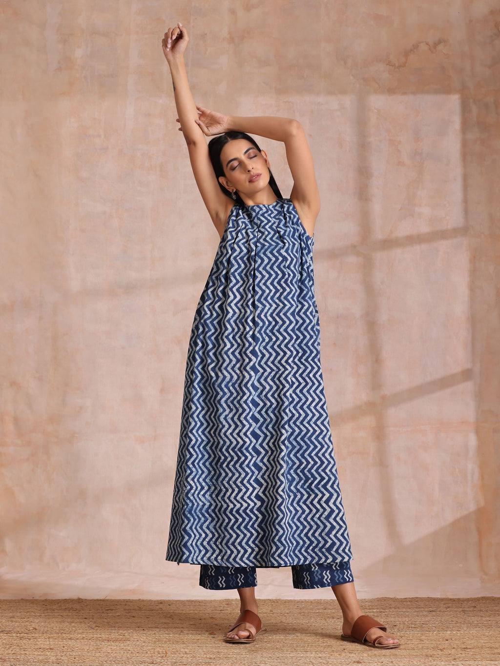 trueBrowns Indigo Dabu Zig-Zag Lines Print Cotton Sleeveless Kurta Pant Set
