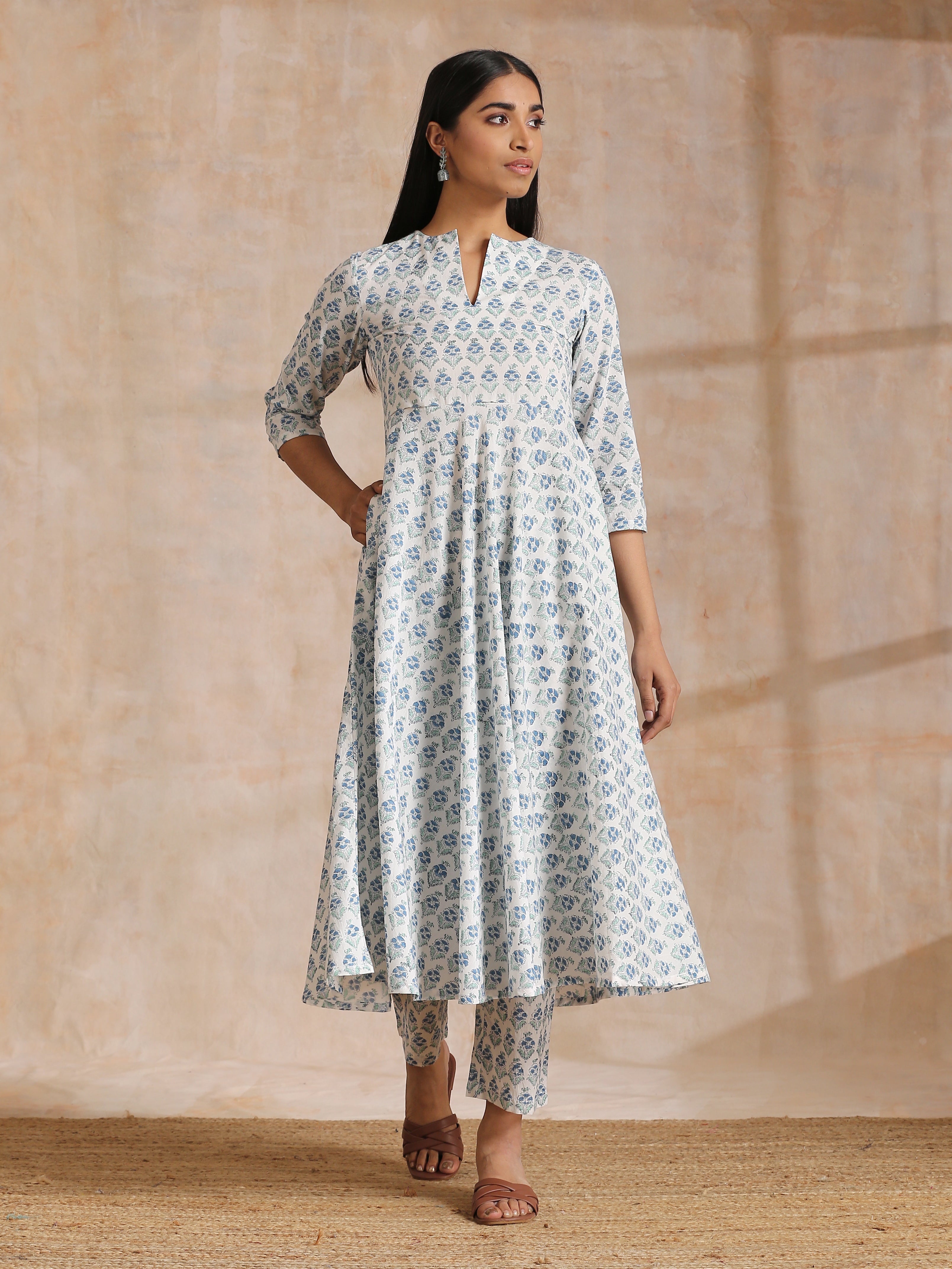 trueBrowns White With Blue Green Buta Print Cotton Flared Kurta Pant Set