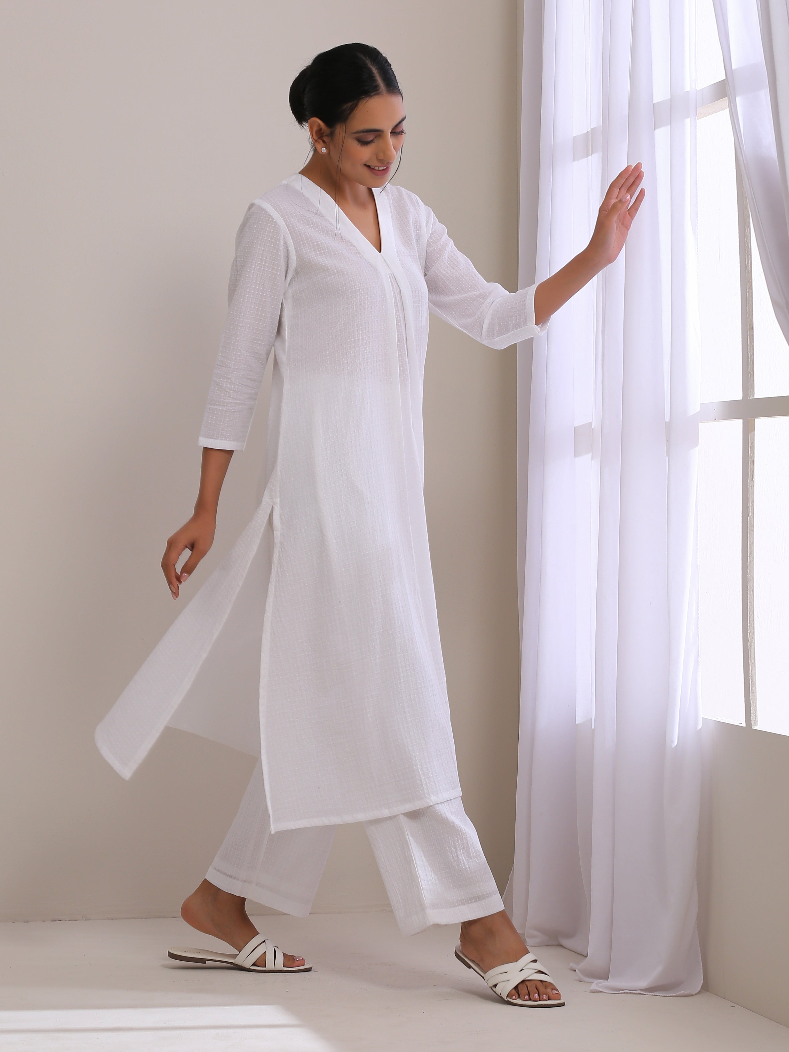 trueBrowns White Dobby Neck Pleat Kurta Pant Set