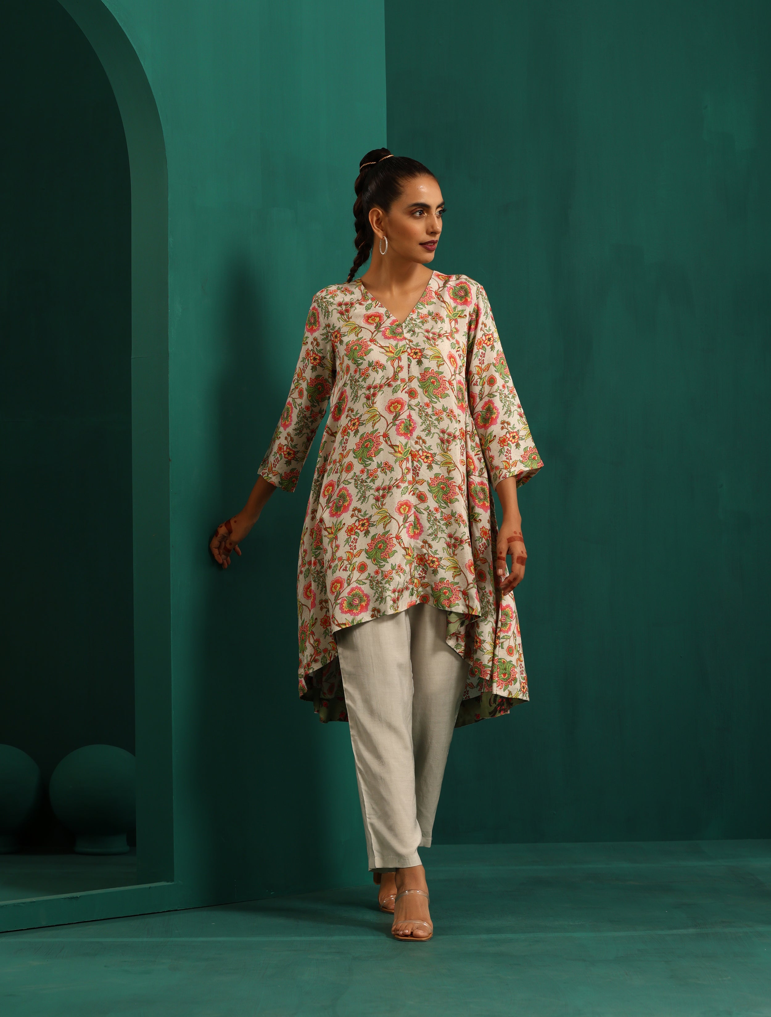 trueBrowns Off white Floral Jaal Muslin Silk Printed High Low Co-ord Set